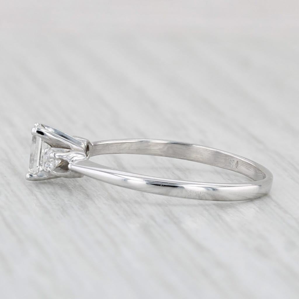 Bague de fiançailles en or blanc 14 carats avec diamant taille émeraude 0,44 carat, taille 6,5 Unisexe en vente