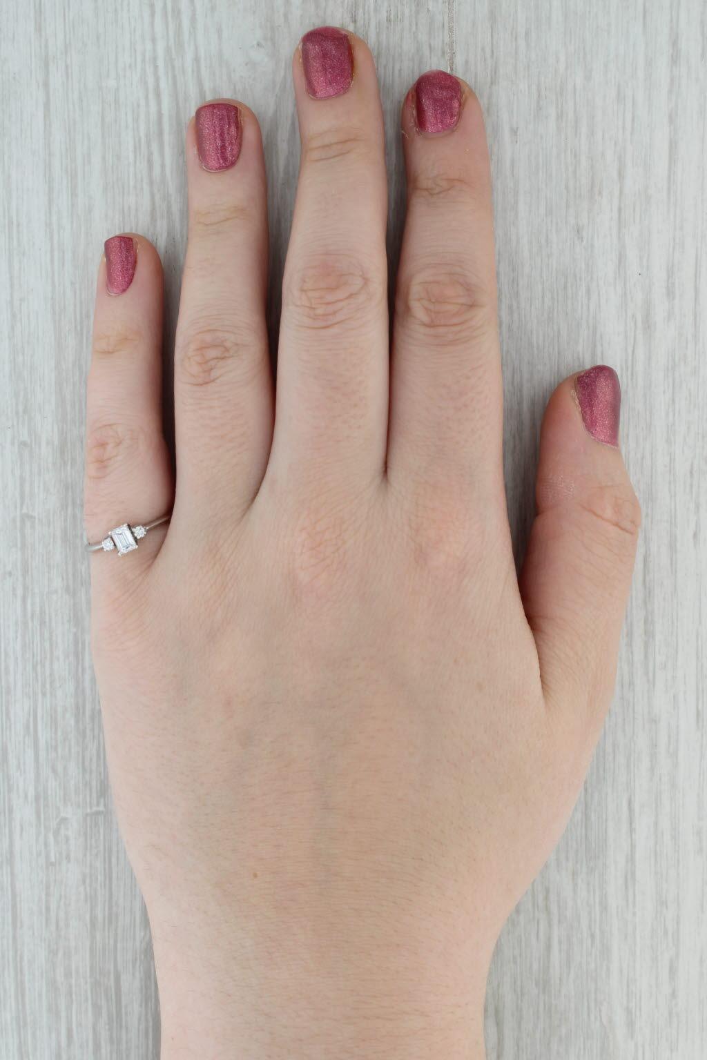 Bague de fiançailles en or blanc 14 carats avec diamant taille émeraude 0,44 carat, taille 6,5 en vente 2