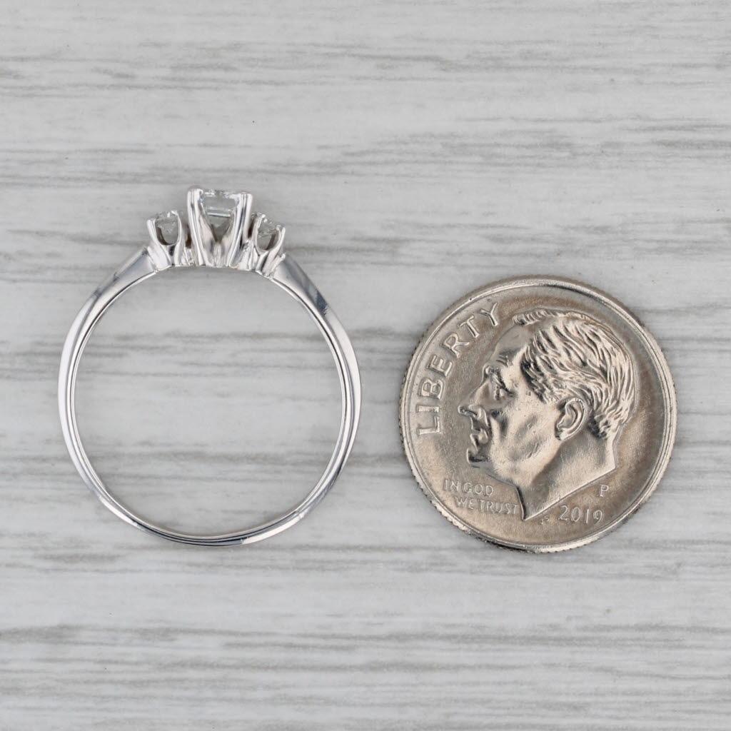 Bague de fiançailles en or blanc 14 carats avec diamant taille émeraude 0,44 carat, taille 6,5 en vente 3