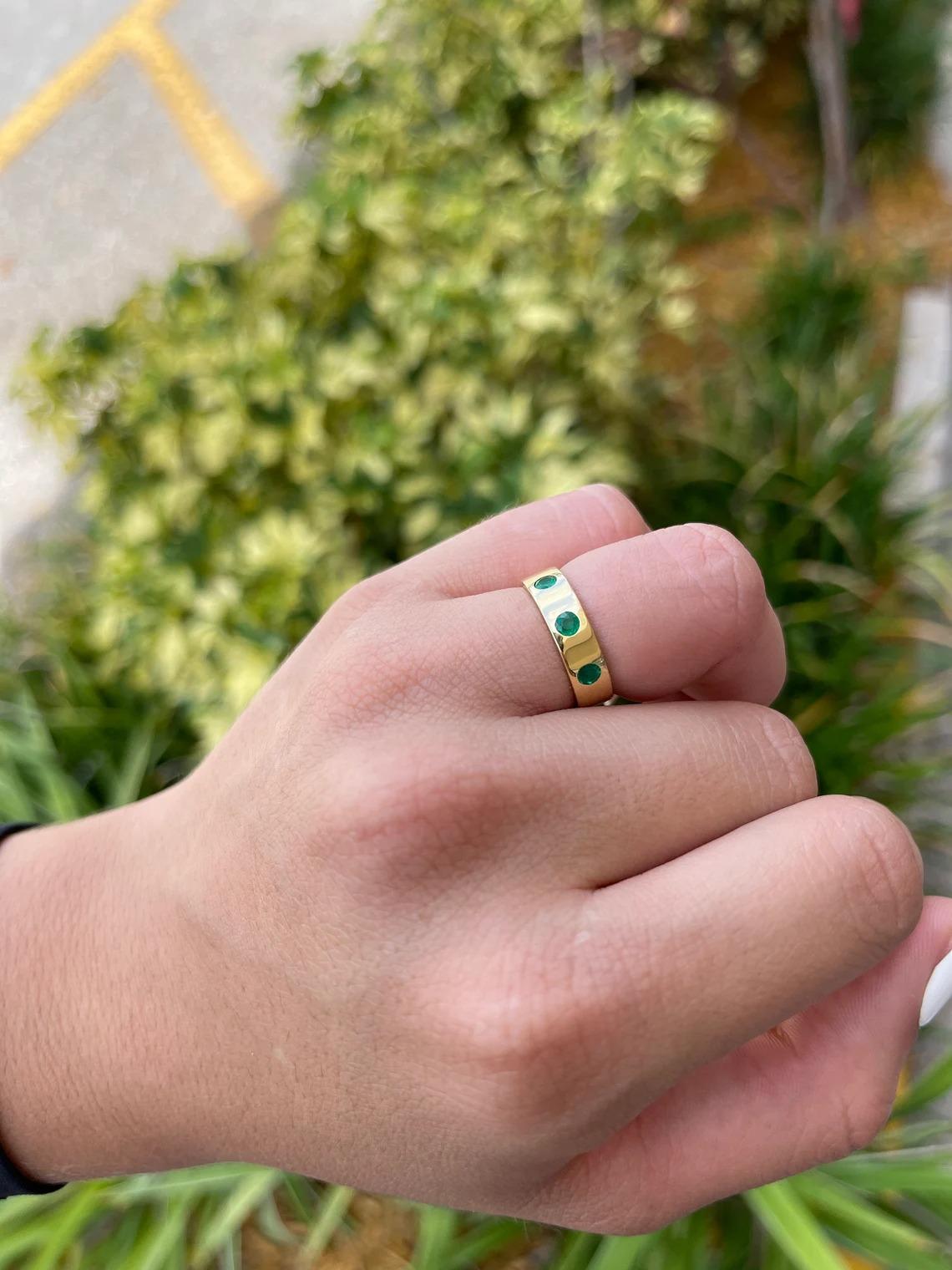 0.50tcw 18K Colombian Emerald-Round Cut Gold 5mm Natural Emerald Band Stack Ring In New Condition For Sale In Jupiter, FL