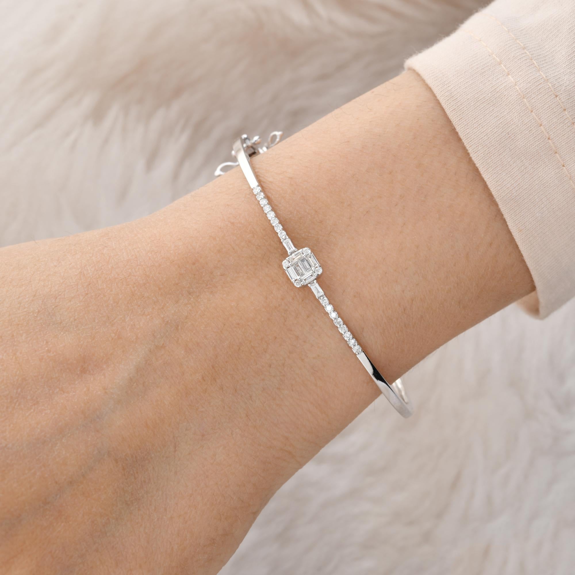 Bracciale con diamanti tondi e baguette da 0,45 carati in oro bianco 18 carati In condizioni Nuovo in vendita a Diera, Dubai