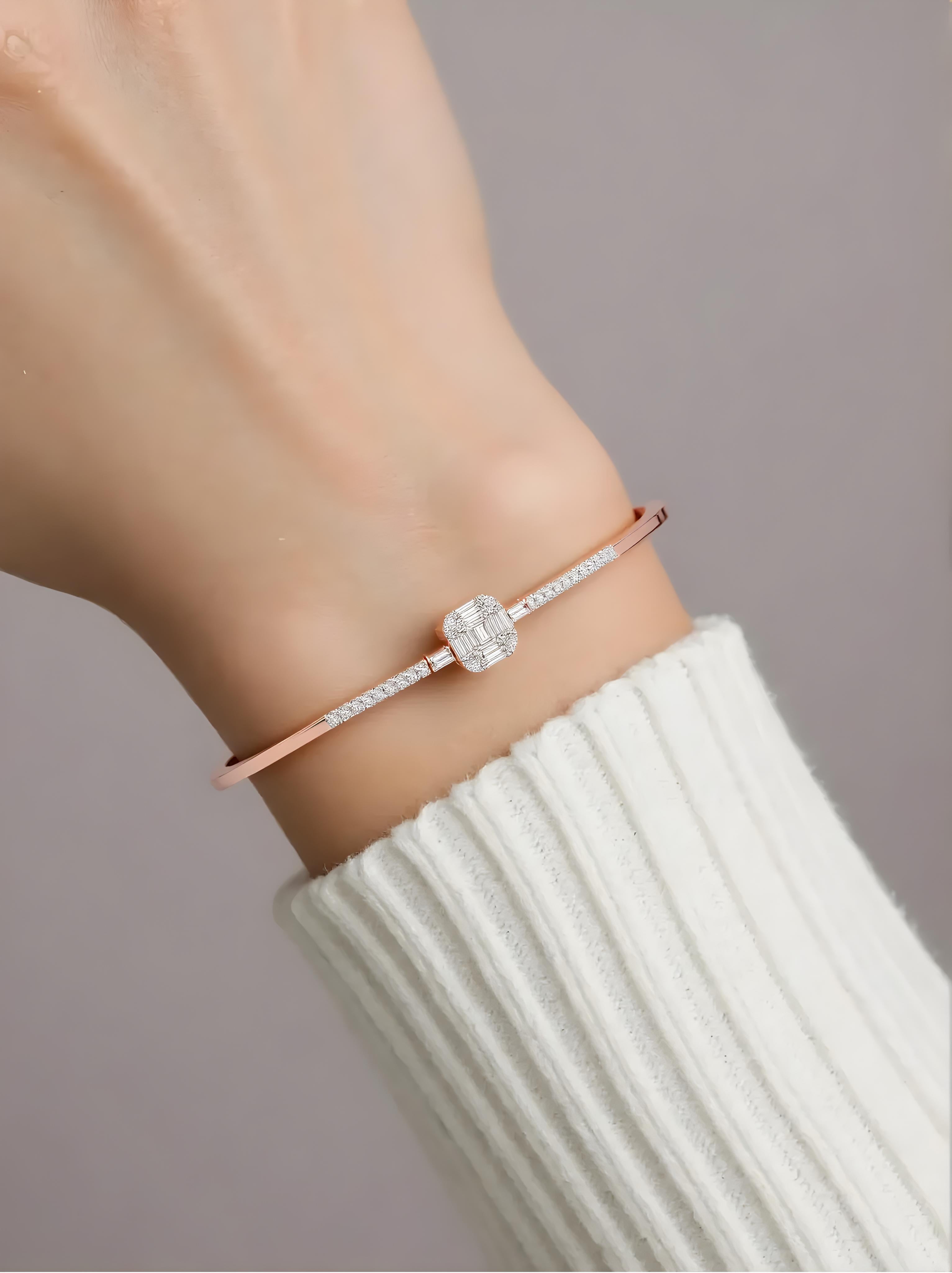 Este brazalete de diamantes redondos SI/H baguette de 0,45 quilates de oro rosa de 18 quilates presenta una disposición geométrica de piedras de corte baguette. Las piedras baguette están artísticamente enmarcadas con piedras redondas brillantes más