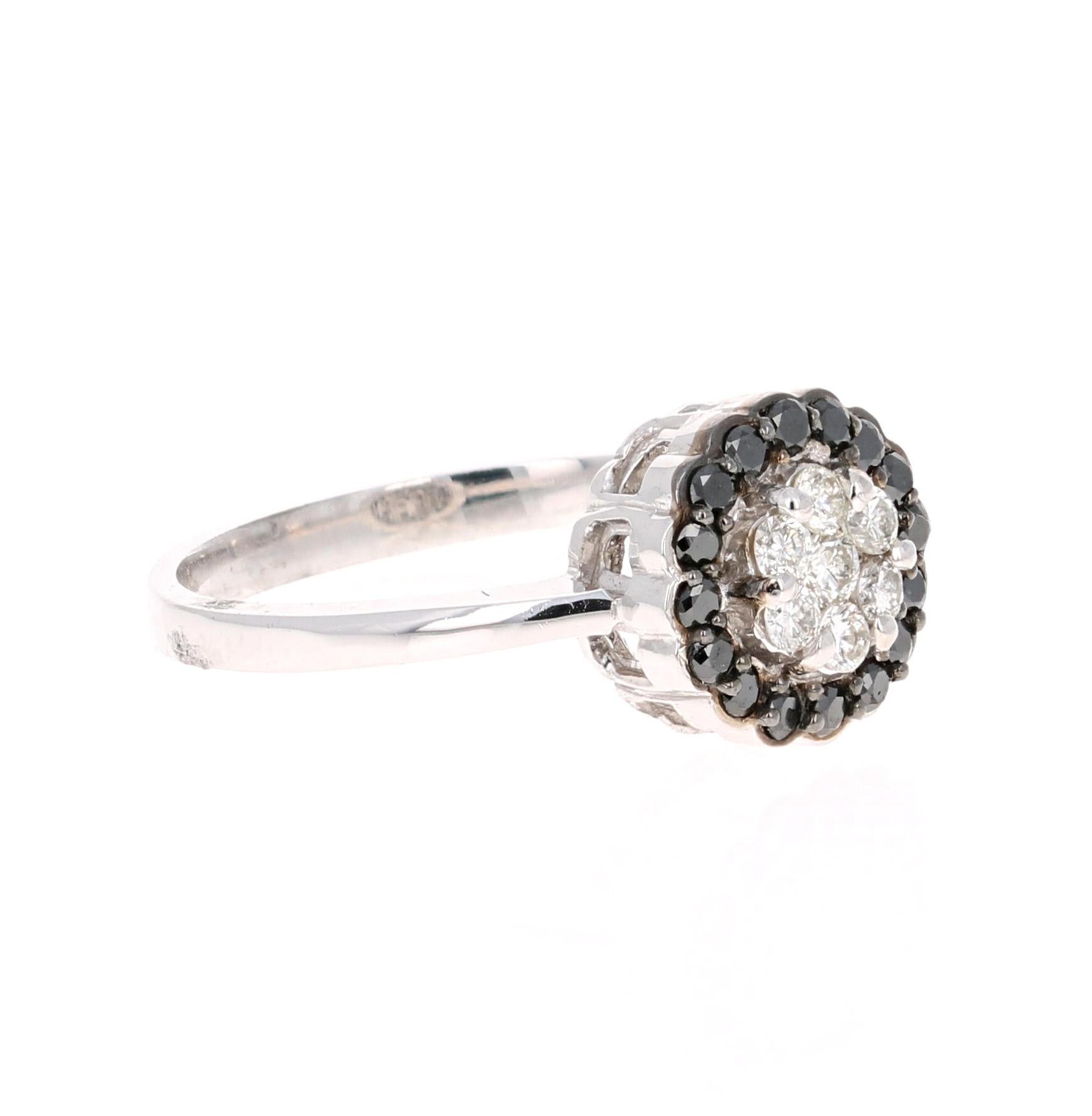 Cette bague en diamant noir et blanc est une jolie bague de tous les jours pour celles qui recherchent quelque chose d'amusant et de joli

La fleur comporte 7 diamants ronds pesant 0,21 carat et le halo flottant comporte 16 diamants noirs ronds