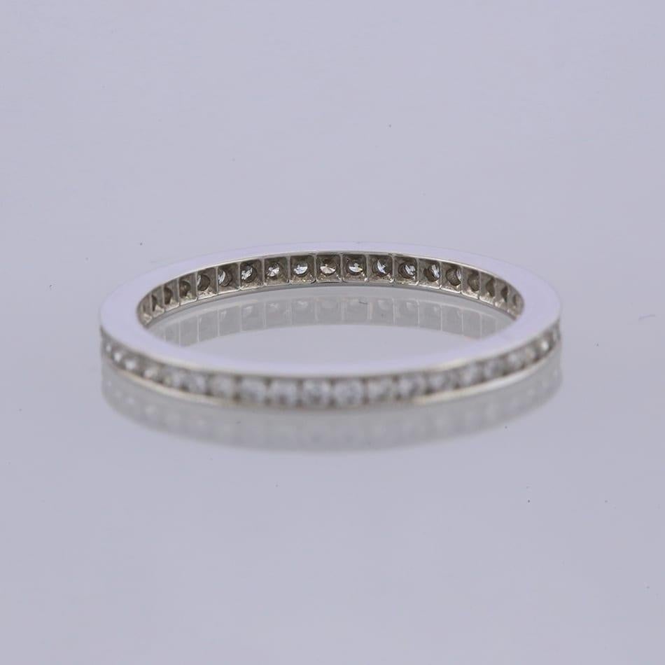 Dies ist ein Platin Diamant volle Ewigkeit Ring. Der Ring beherbergt 42 runde Diamanten im Brillantschliff, die oben und unten mit einer Rillenstruktur versehen sind.

Zustand: Gebraucht (Ausgezeichnet)
Gewicht: 2.2 Gramm
Größe: M 1/2
Bandbreite: