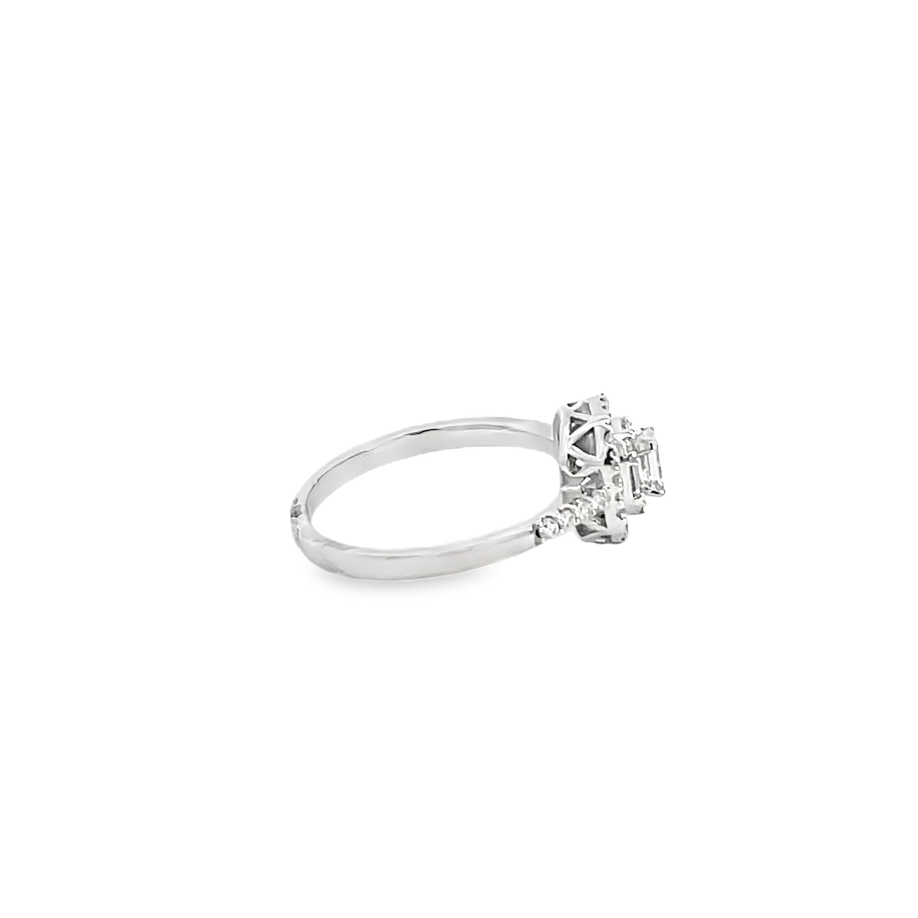 0.45 Karat Diamant-Cluster-Ring mit Smaragdschliff im Zustand „Neu“ im Angebot in Great Neck, NY