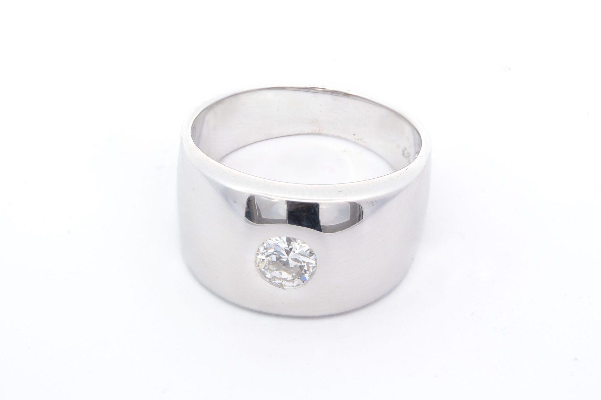 Stones: 1 diamond of 0.45ct
Material: 18k white gold
Dimensions: width 1.2cm
Weight: 10.8g
Period: Recent
Size: 60 (free sizing)
Certificate
Ref. : 25097