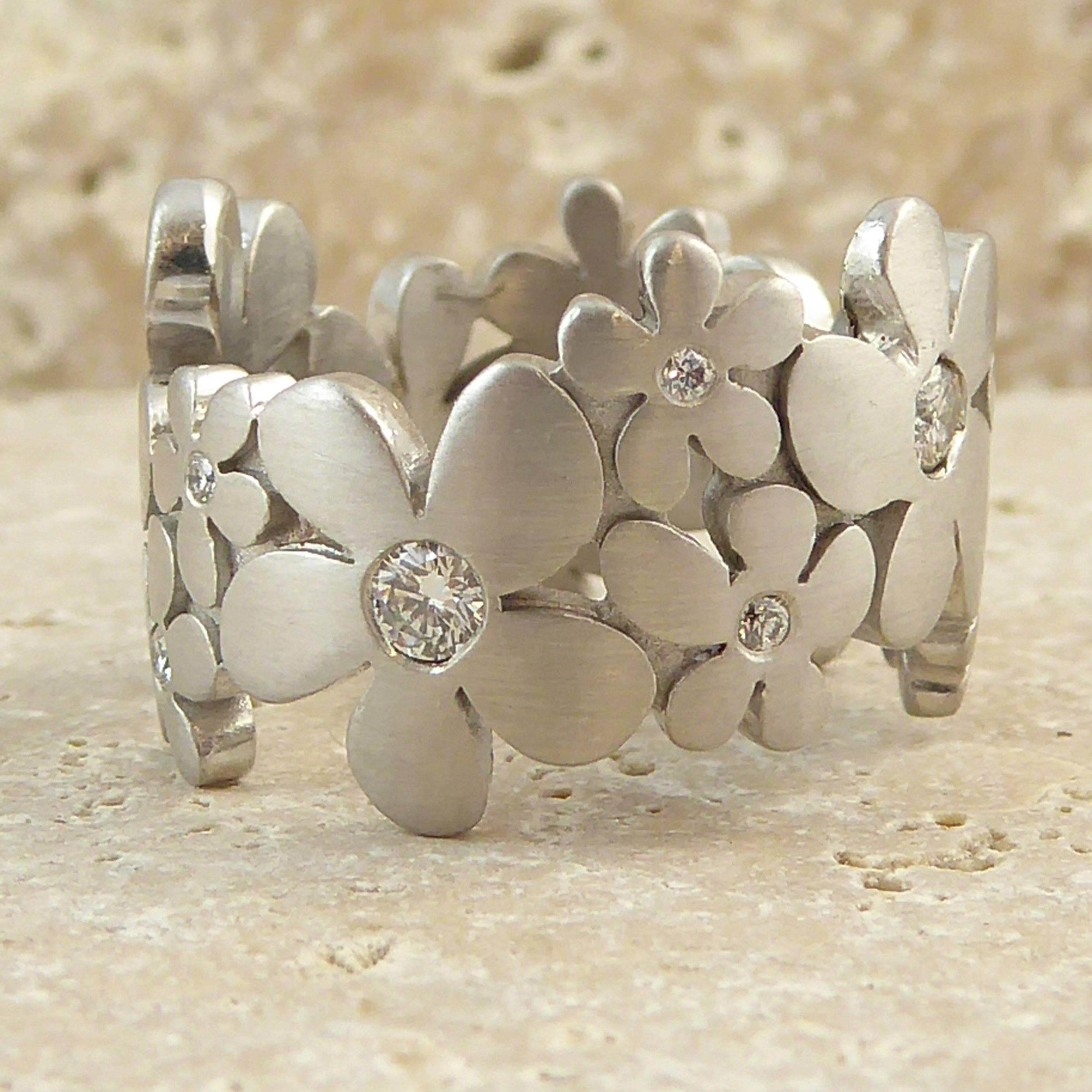 Round Cut 0.45 Carat Diamond Set Ring, Daisy Flower Band, 18 Carat Gold, circa 1980s-1990s