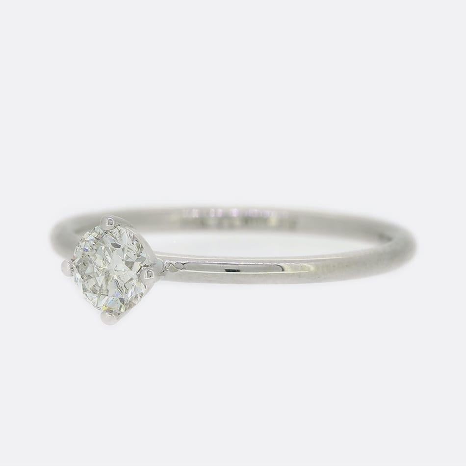 Dies ist ein Solitär-Diamantring aus 18 Karat Weißgold. Der Ring ist mit einem einzelnen runden Diamanten im Brillantschliff besetzt, der in eine erhöhte Fassung mit vier Klauen eingefasst ist.

Zustand: Gebraucht (Sehr gut)
Gewicht: 2.2