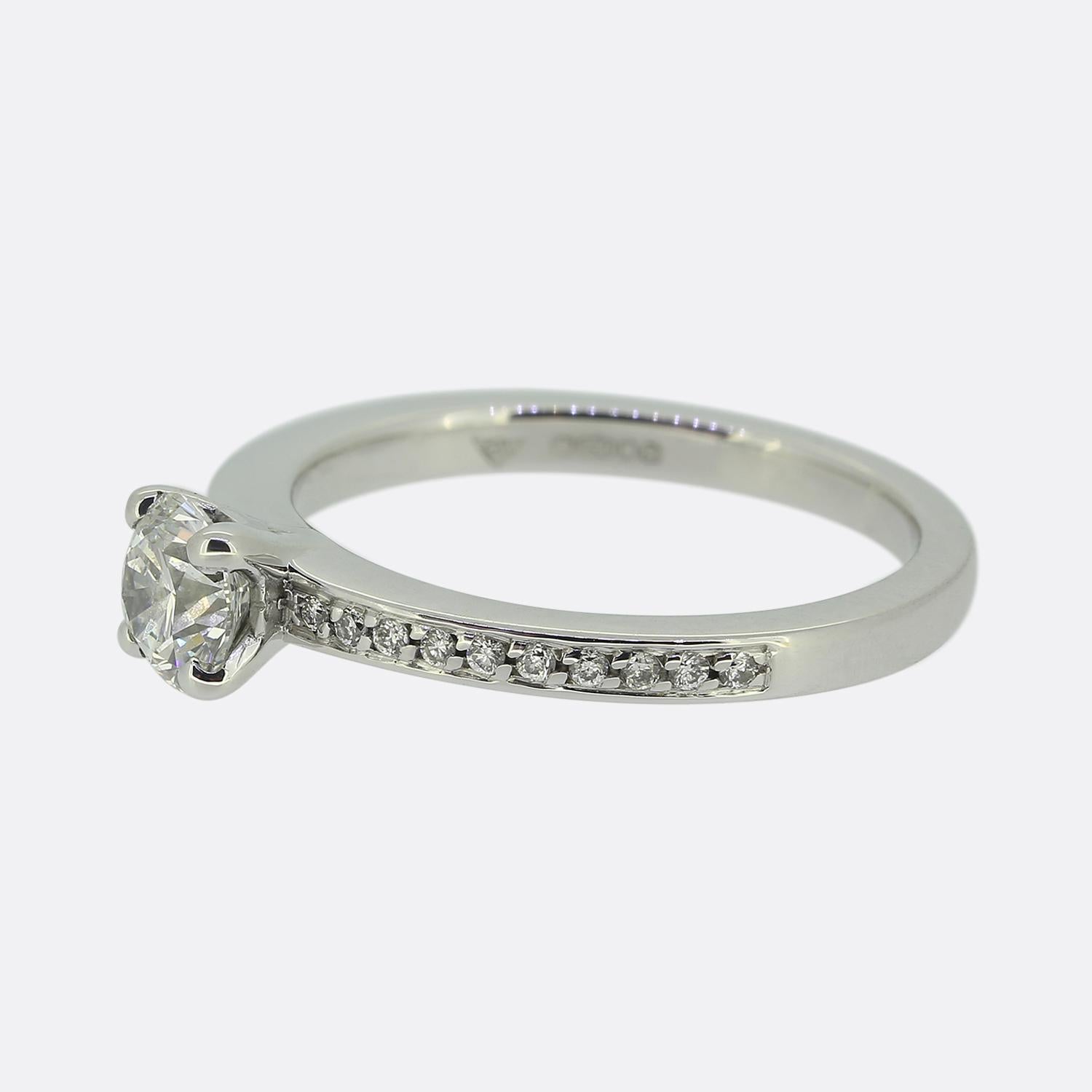 Hier haben wir einen klassisch gestylten Diamantring aus 18 Karat Weißgold. Dieses bezaubernde, zeitgenössische Schmuckstück zeigt einen einzelnen, strahlend weißen, runden Diamanten von 0,45 Karat im Brillantschliff in der Mitte des Gesichts. Der