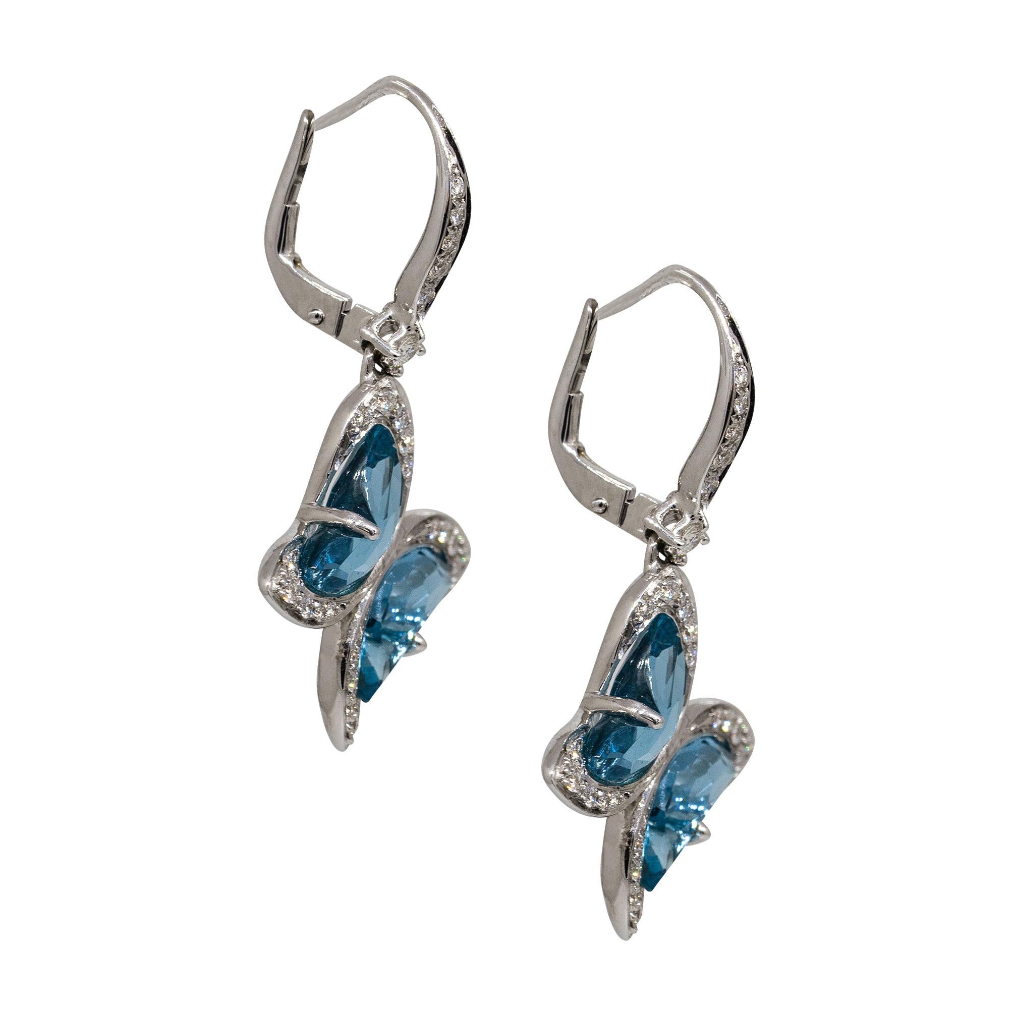 Material: 18k Weißgold
Diamant-Details: Ca. 0,45ctw von rund geschliffenen Diamanten. Die Diamanten haben eine Farbe von G/H und eine Reinheit von VS
Edelstein-Details: Blauer Topas Edelsteine
Schliessen: Hebelverschlüsse
Gesamtgewicht: 8,5g
