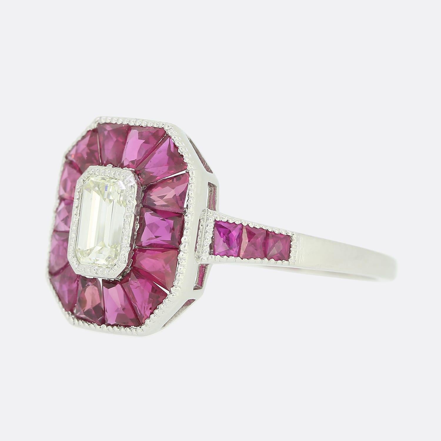 Whiting est une bague en or blanc 18 ct, ornée de diamants et de rubis. Le diamant central est une taille émeraude de 0,45 carat et les rubis qui l'entourent sont des rubis étonnants et parfaitement assortis. La bague est de style art déco et