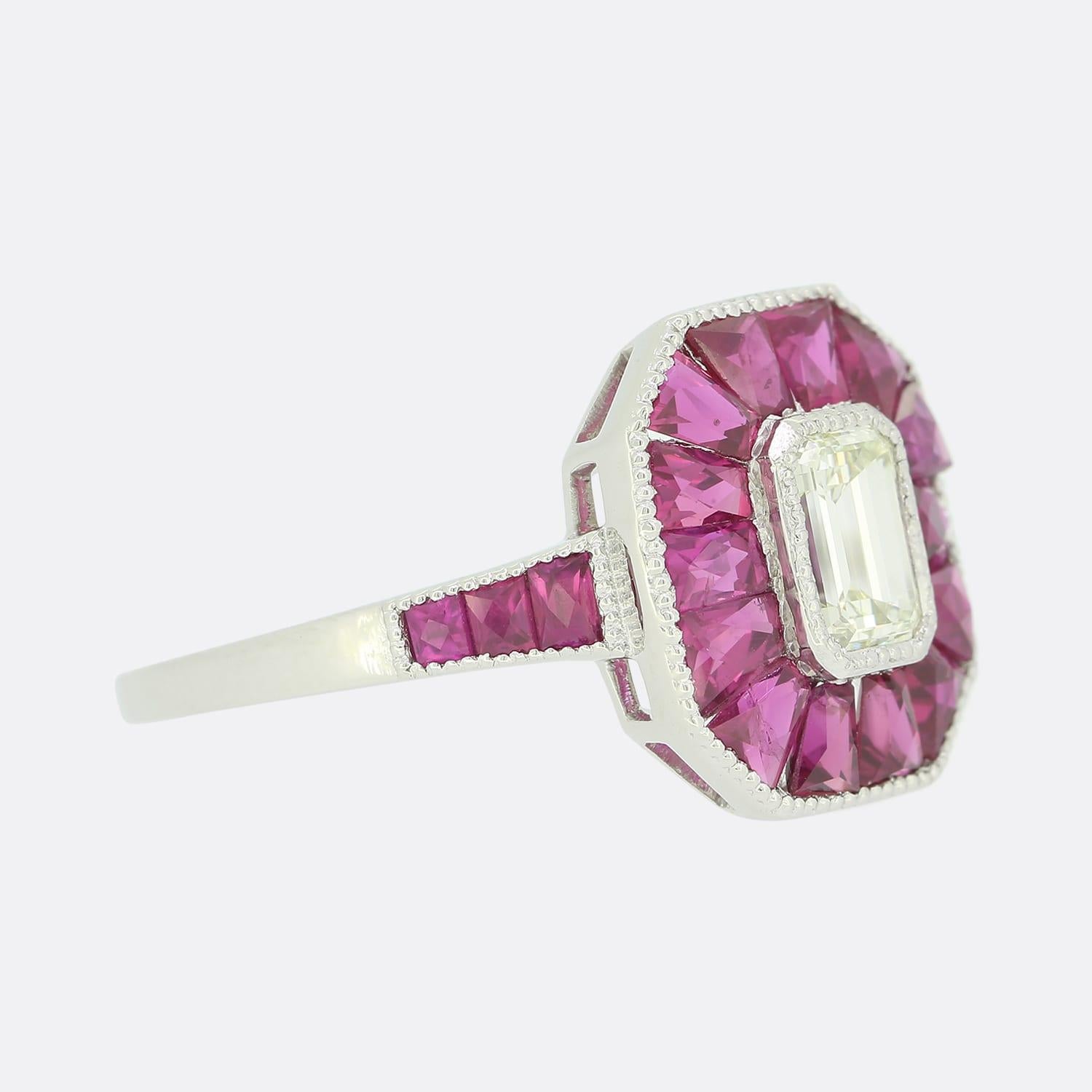 Art déco Bague en diamant taille émeraude 0,45 carat et rubis calibré en vente