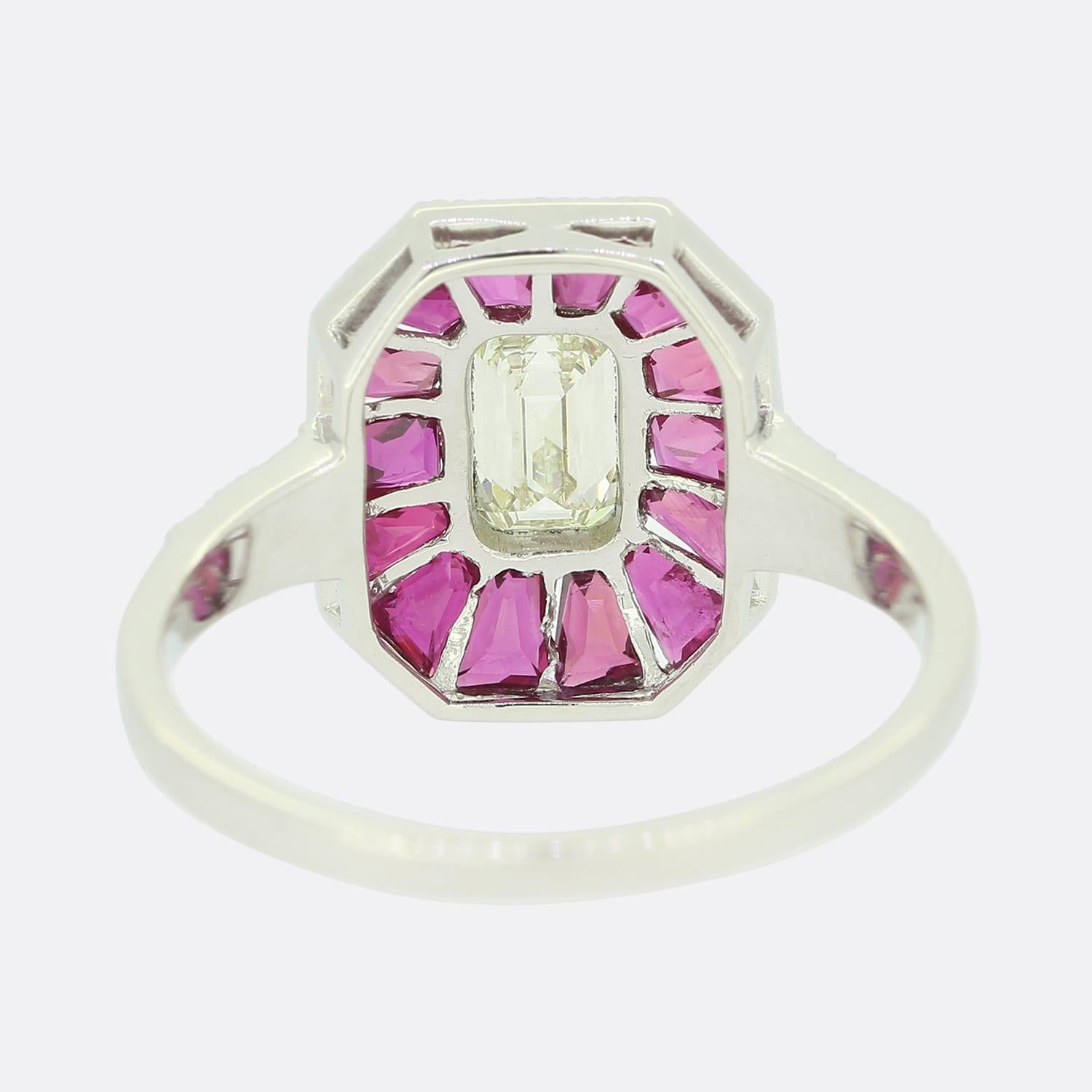 Taille émeraude Bague en diamant taille émeraude 0,45 carat et rubis calibré en vente