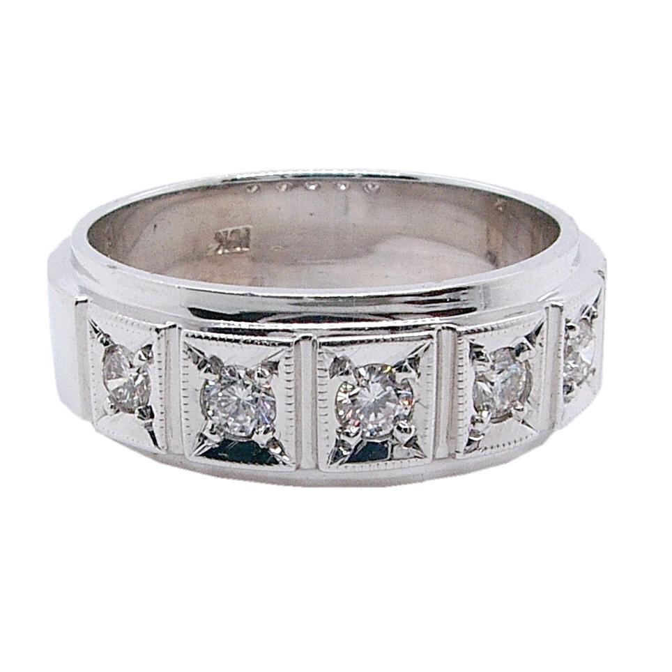 Round Cut 0.45 Carat Illusion Set Diamond 18 Karat Gents Ring For Sale