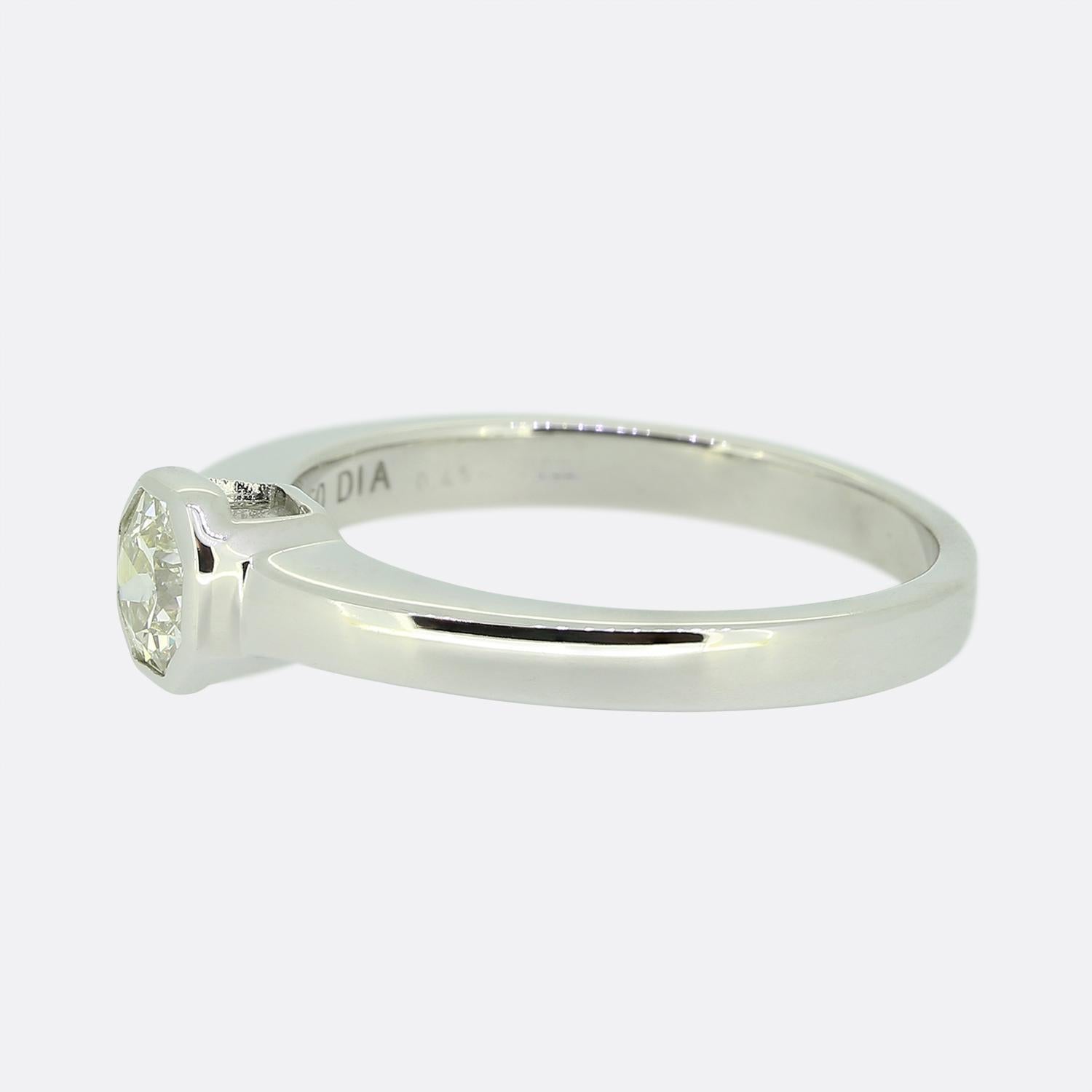Hier haben wir einen charmanten achteckigen Diamant-Solitärring. Dieser atemberaubende Stein ist in einer passenden Rub-Over-Fassung auf einem schlichten, polierten 18-karätigen Weißgoldband gefasst. 

Zustand: Gebraucht (Ausgezeichnet) -