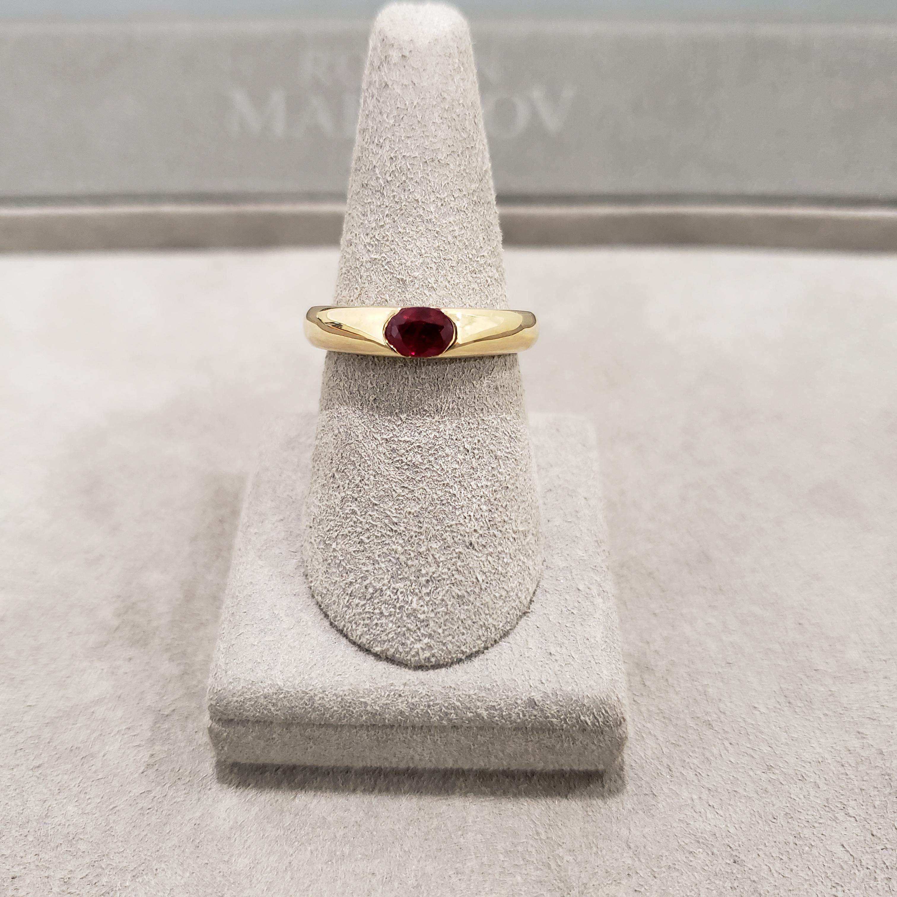 0.45 Carats Total Oval Cut Ruby Solitaire Wedding Band in Yellow Gold In Good Condition For Sale In New York, NY