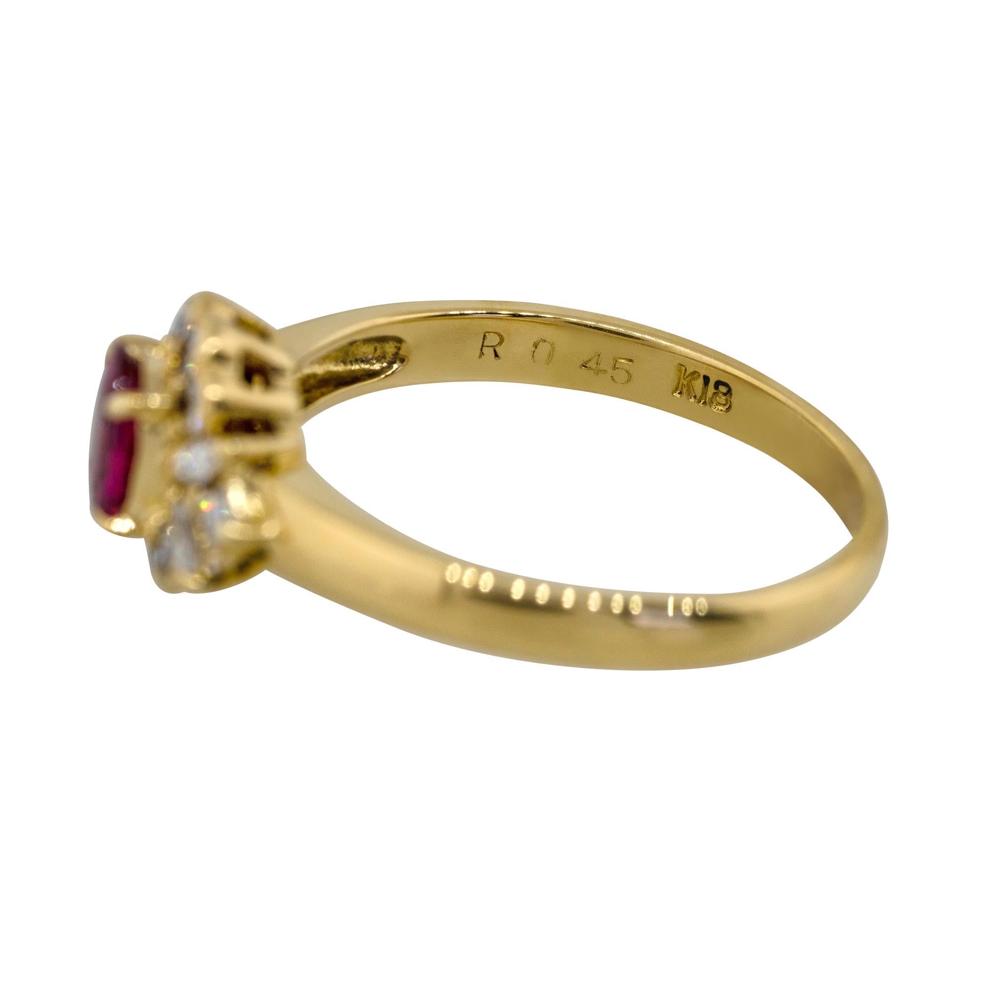 Anello smerlato con rubino ovale e diamante centrale da 0,45 carati 18 carati in stock In condizioni ottime in vendita a Boca Raton, FL