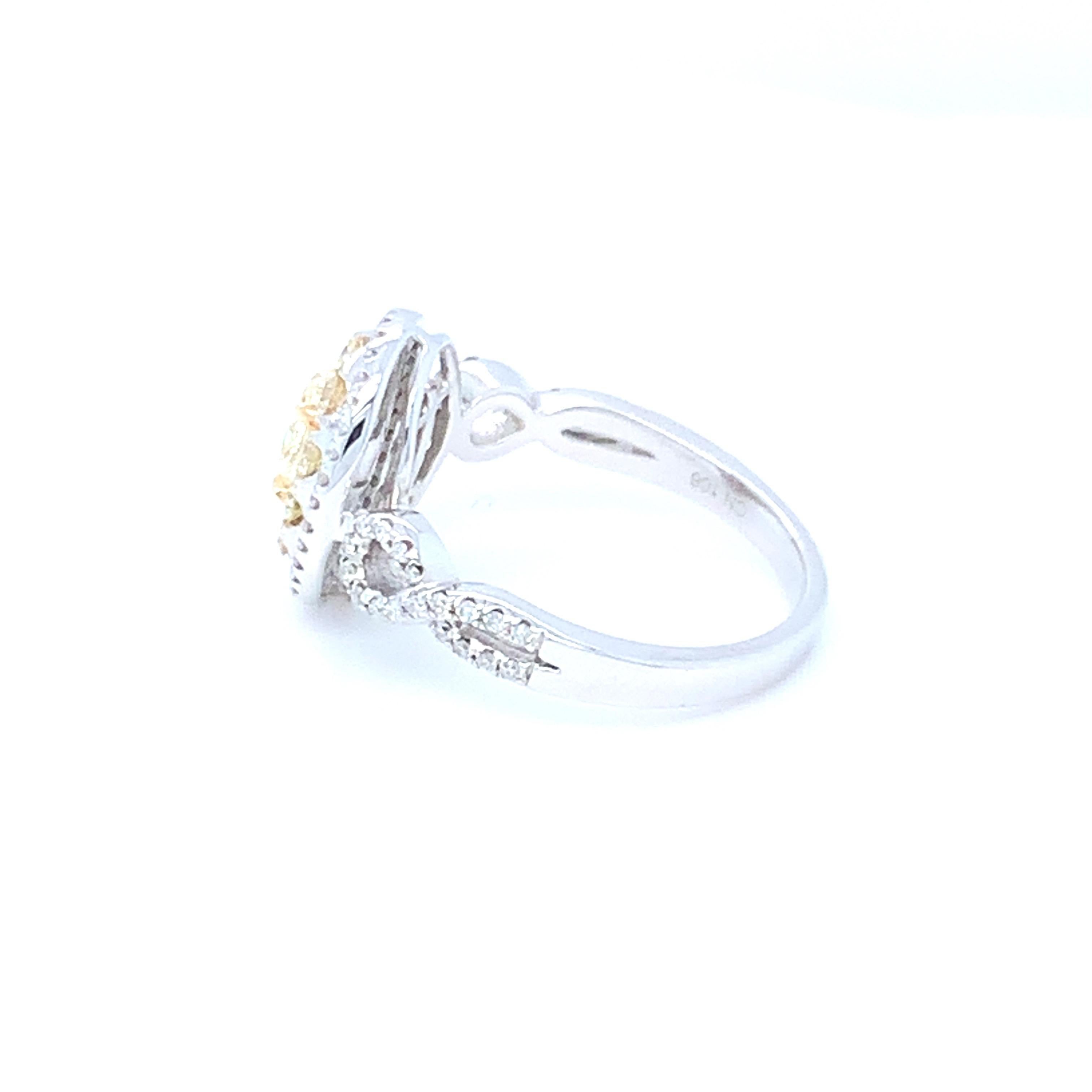 0,45 quilates Diamante Amarillo Ovalado Diamante Blanco Halo Anillo engastado en oro de 14 quilates en venta 6