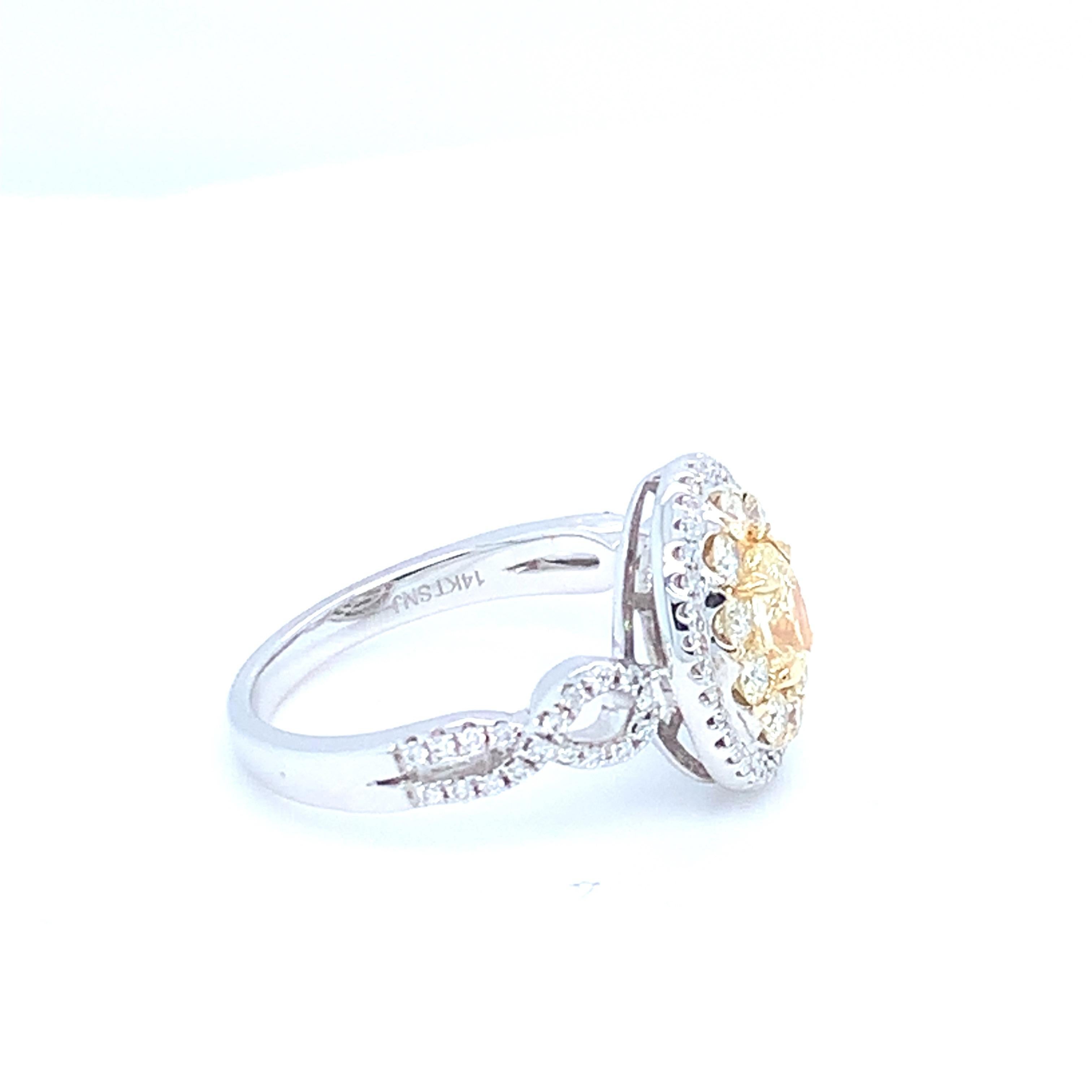 0,45 quilates Diamante Amarillo Ovalado Diamante Blanco Halo Anillo engastado en oro de 14 quilates en Nuevo estado para la venta en Trumbull, CT