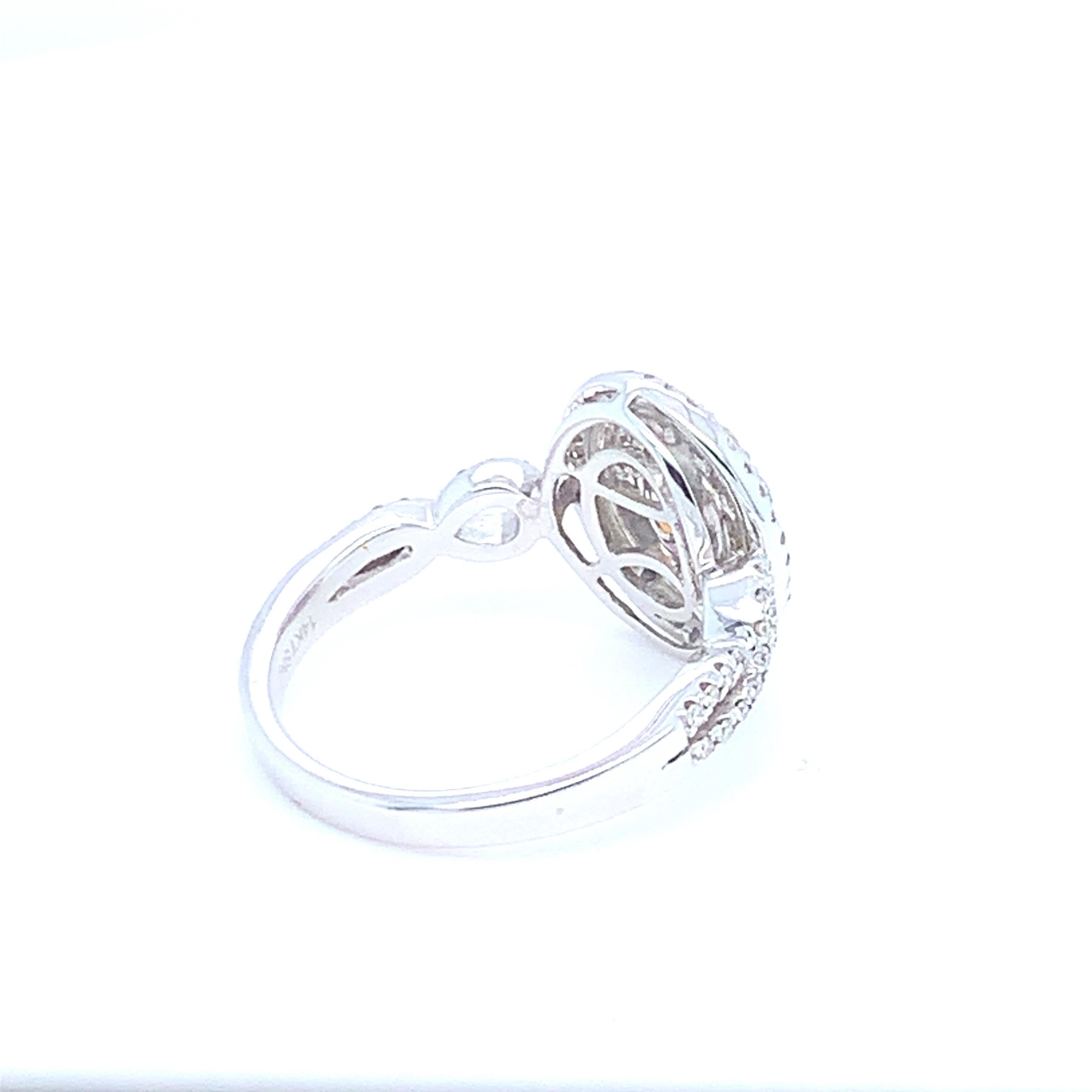 0,45 quilates Diamante Amarillo Ovalado Diamante Blanco Halo Anillo engastado en oro de 14 quilates en venta 1