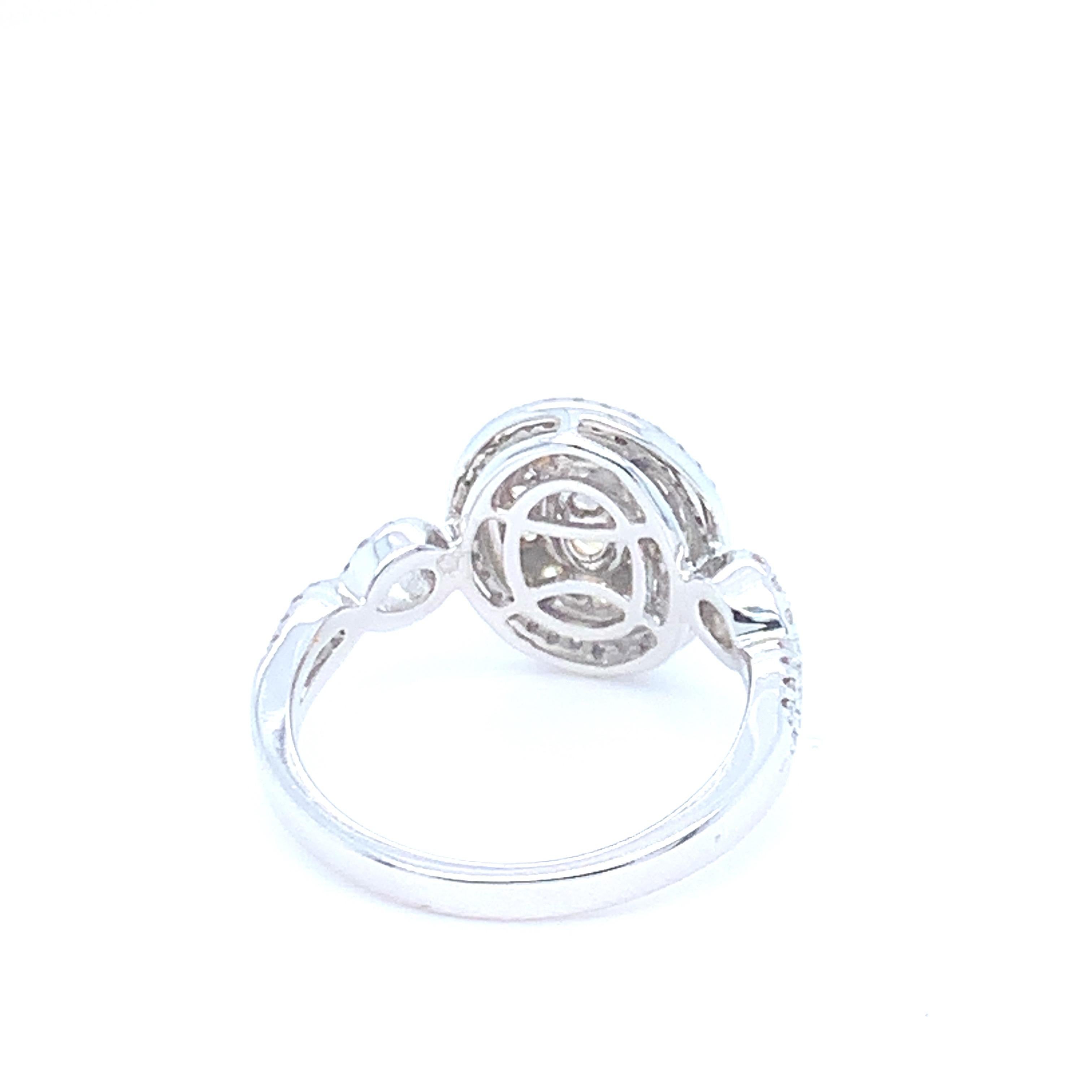 0,45 quilates Diamante Amarillo Ovalado Diamante Blanco Halo Anillo engastado en oro de 14 quilates en venta 2
