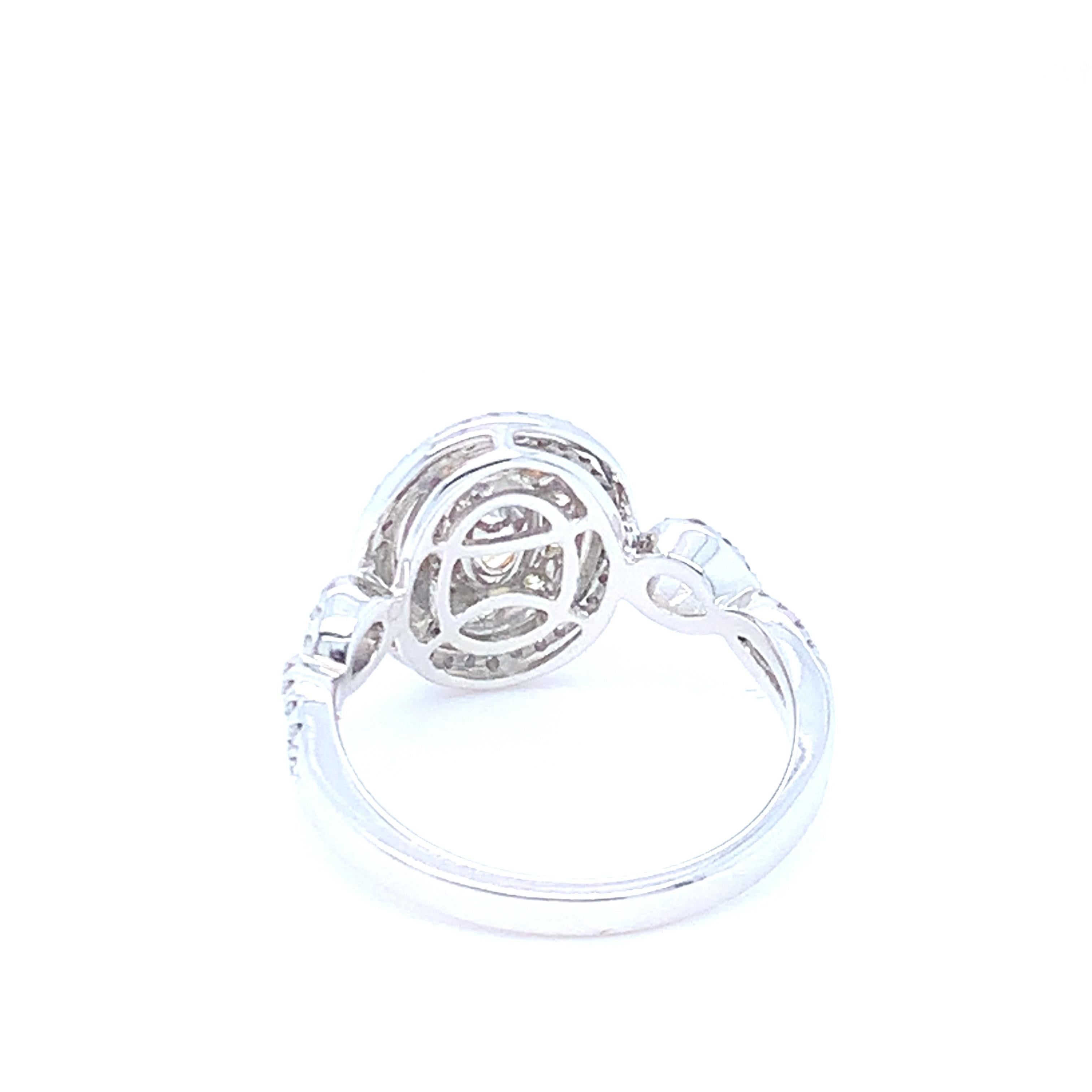 0,45 quilates Diamante Amarillo Ovalado Diamante Blanco Halo Anillo engastado en oro de 14 quilates en venta 3