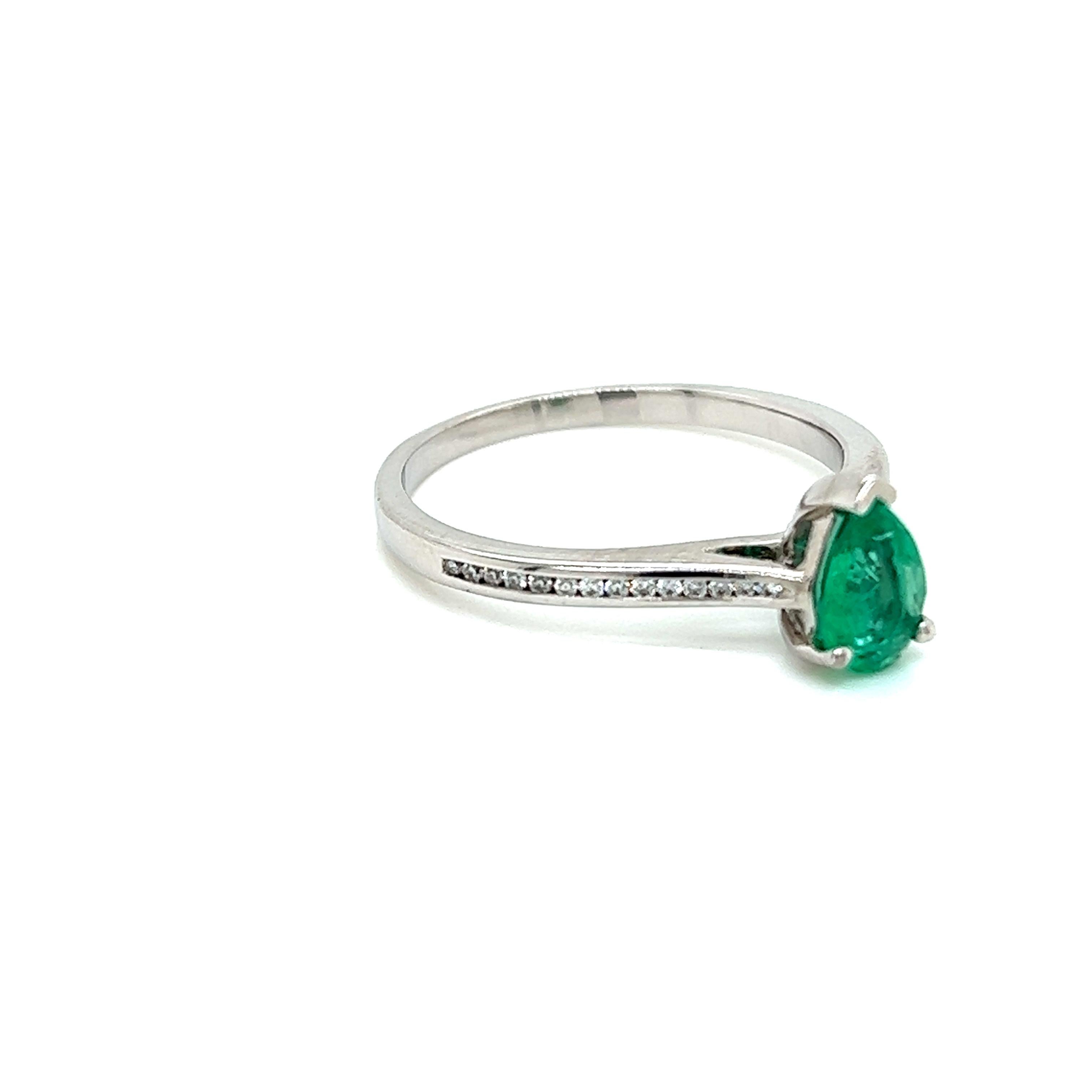 Contemporary 0.45 Carat Pear Shape Emerald and Diamond Ring in 18 Karat White Gold For Sale