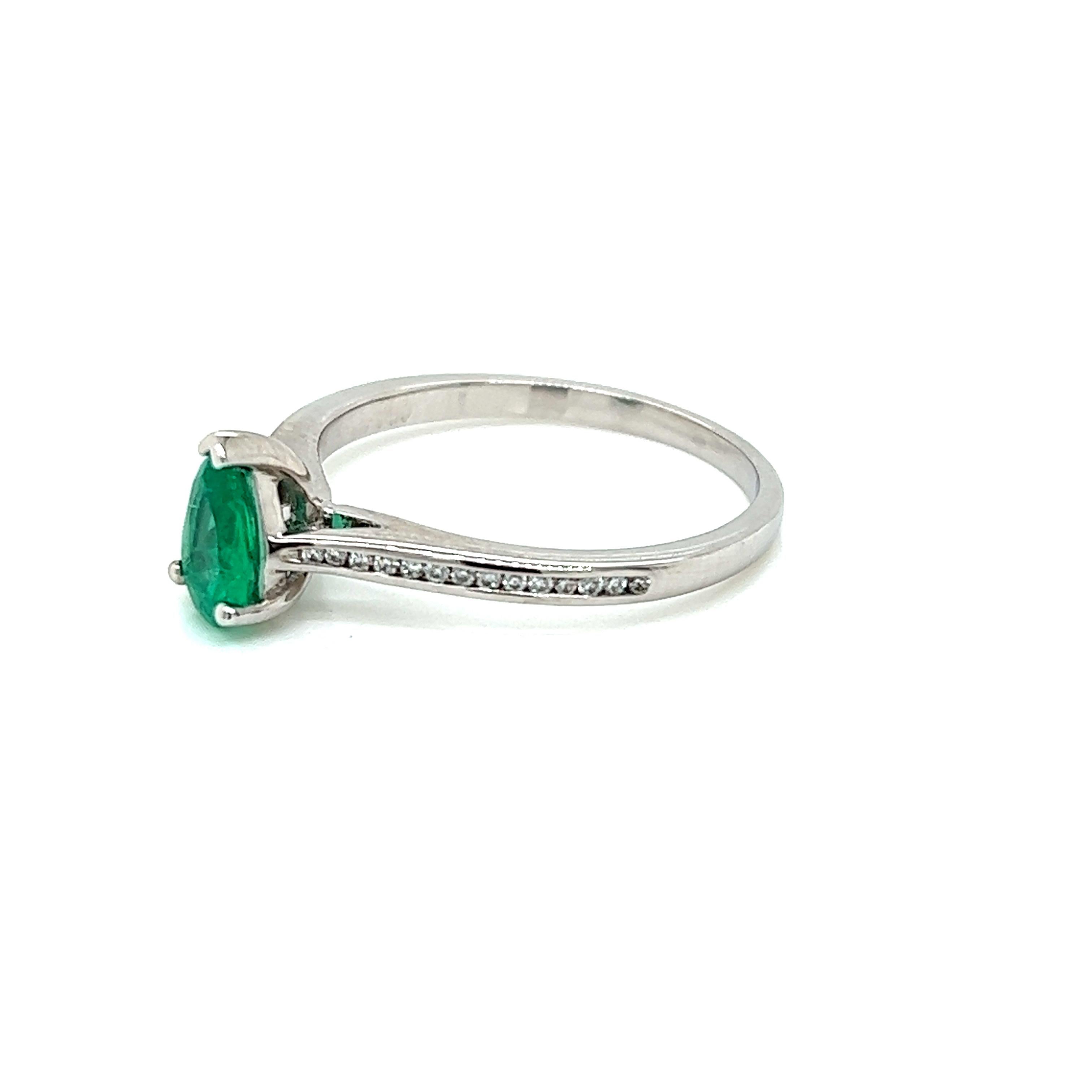 0.45 Carat Pear Shape Emerald and Diamond Ring in 18 Karat White Gold In New Condition For Sale In London, GB