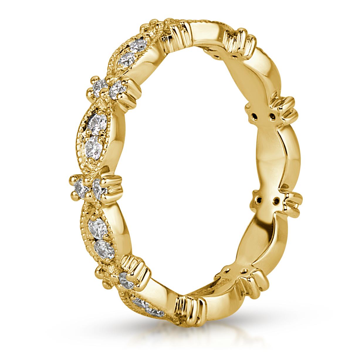 Dieser aus 18 Karat Gelbgold gefertigte Diamant-Hochzeitsring im Vintage-Stil zeichnet sich durch ein hübsches marquiseförmiges Design aus, das mit sanften Milgrain-Details und funkelnden runden Diamanten im Brillantschliff verziert ist. Die