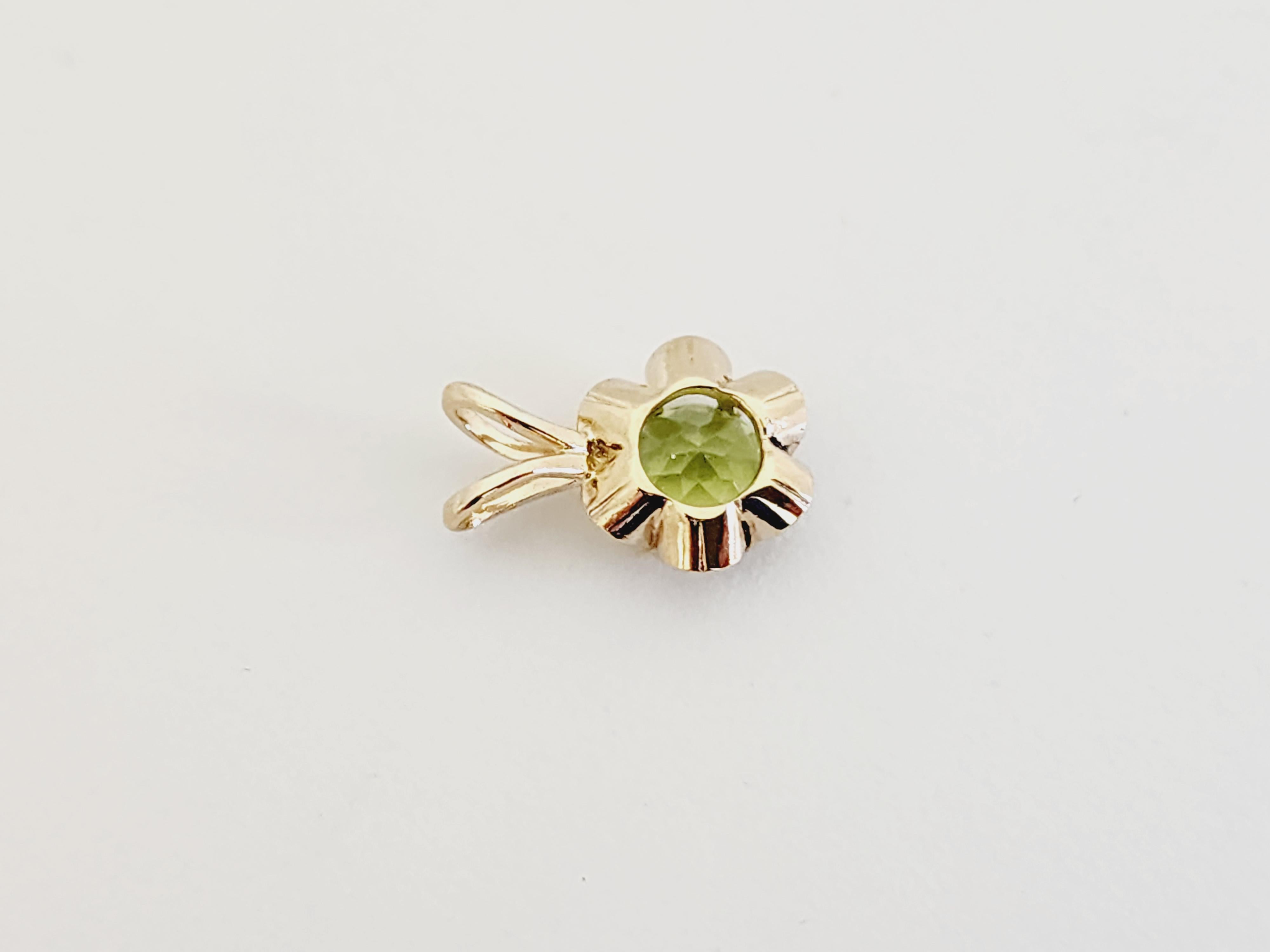 Gorgeous pendant 0.45 Carat Round Peridot Pendant 14 Karat Yellow Gold.  Pendant measures approximately 0.45 inch length and 0.30 inch wide. 

(Pendant Only-Chain sold separately)