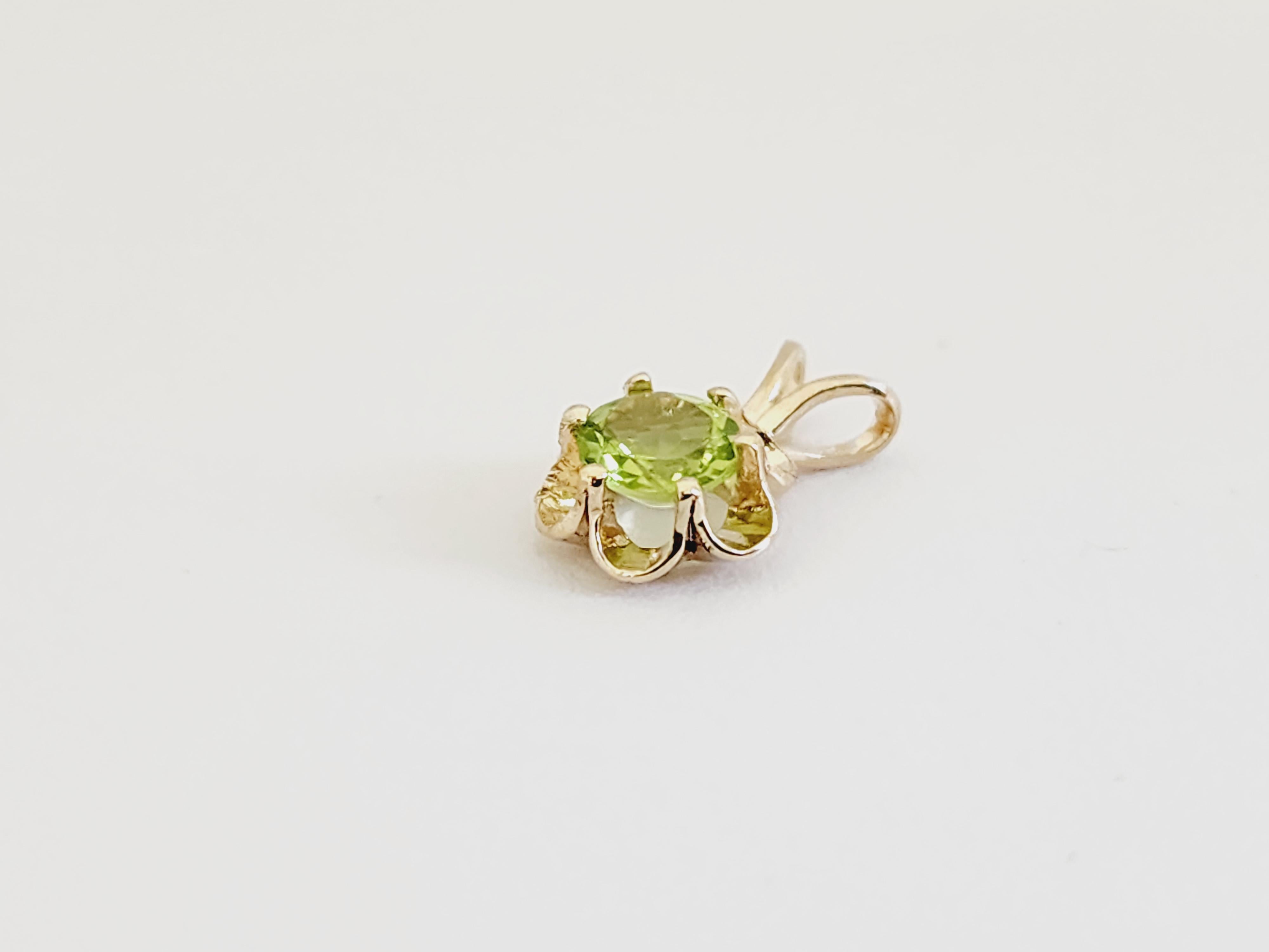 0.45 Carat Round Peridot Pendant 14 Karat Yellow Gold In New Condition For Sale In Great Neck, NY