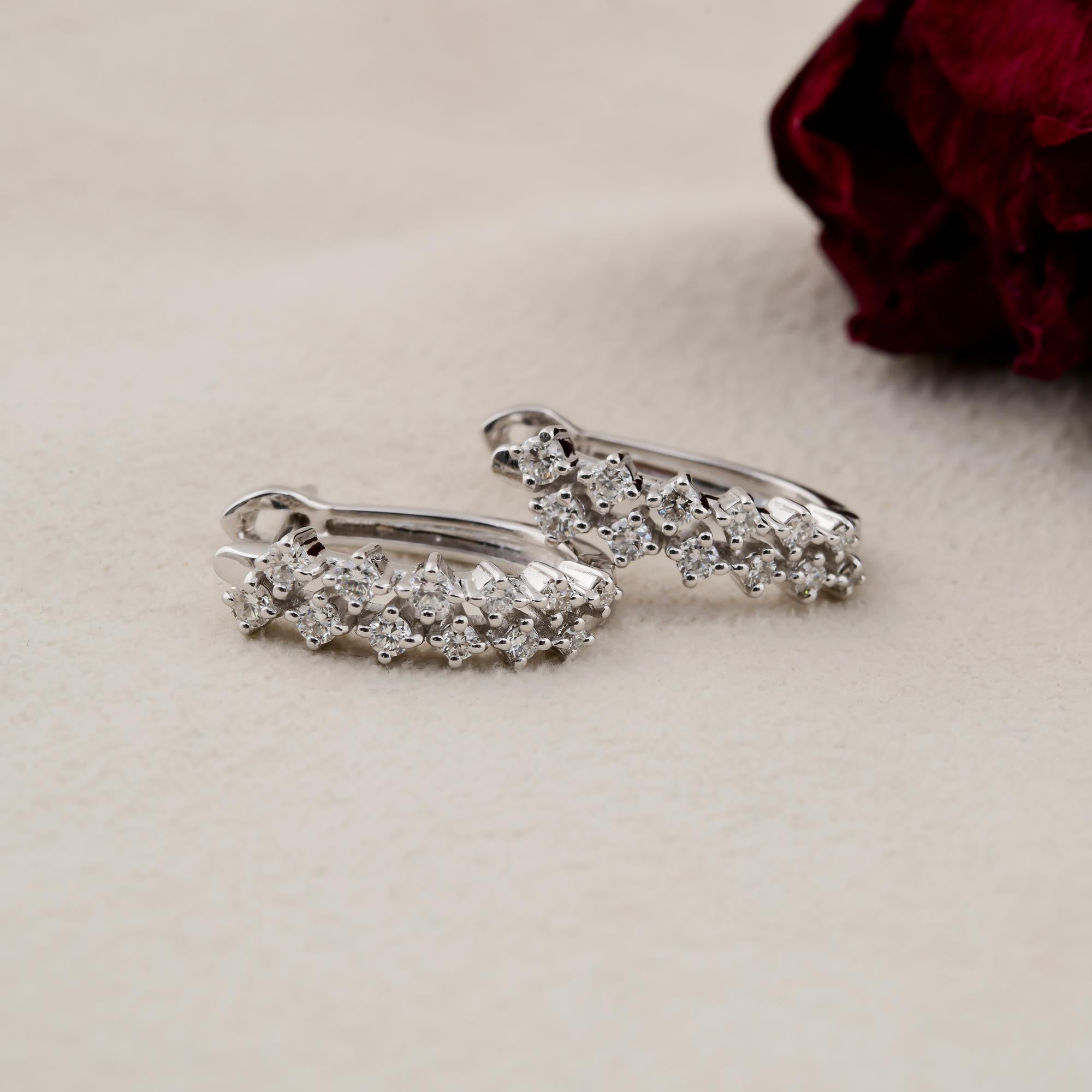 Erhöhen Sie Ihre Eleganz mit diesen raffinierten 0,45-Karat-Diamant-Ohrringen, die eine perfekte Mischung aus Stil und Raffinesse darstellen. Diese fachmännisch aus luxuriösem 18 Karat Weißgold gefertigten Ohrringe bieten ein zeitloses Design, das