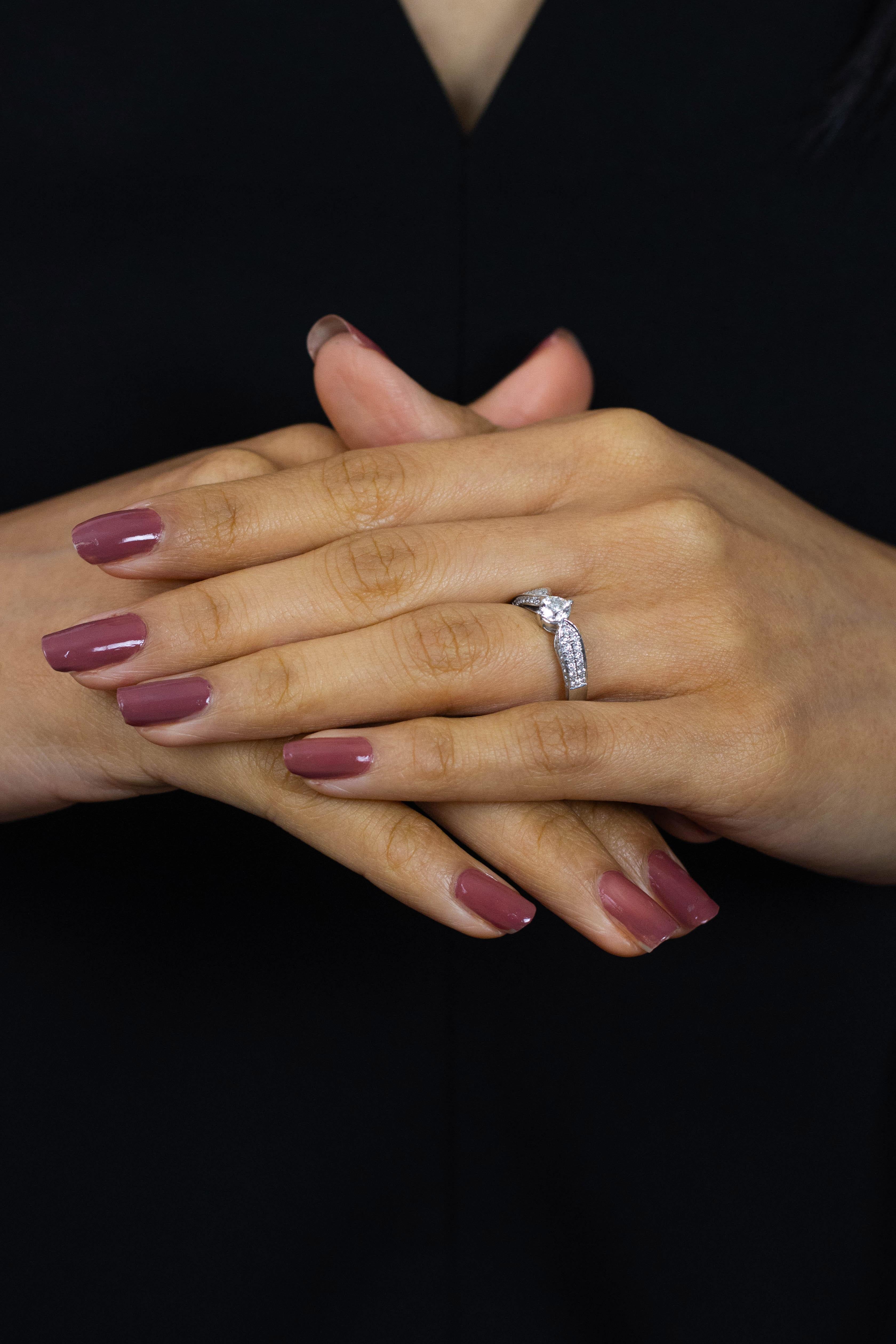 Roman Malakov, bague de fiançailles avec diamant taille ronde de 0,45 carat et pierres latérales Pour femmes en vente