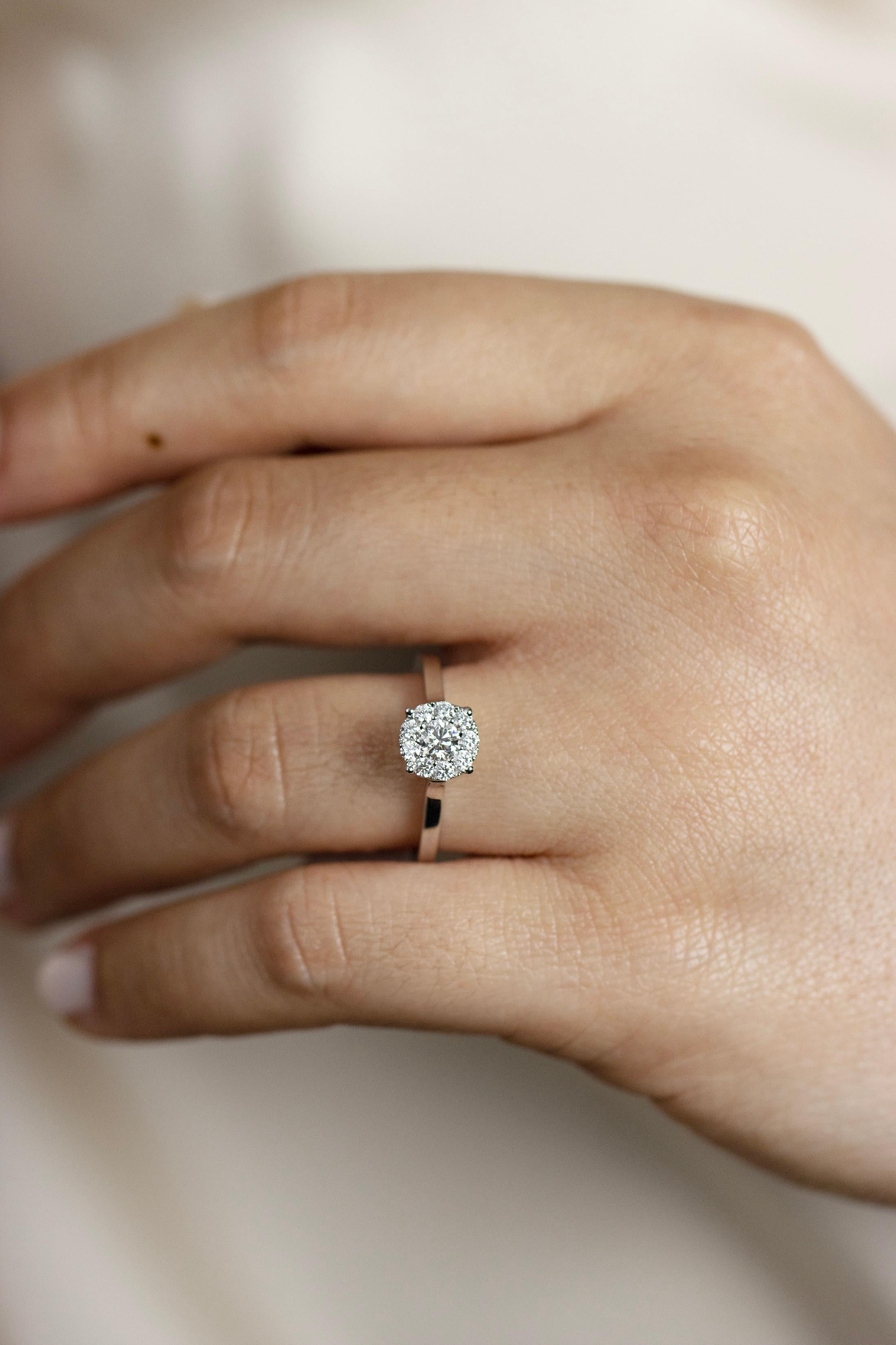 Bague de fiançailles solitaire en grappe de diamants ronds brillants de 0,45 carat au total Neuf - En vente à New York, NY