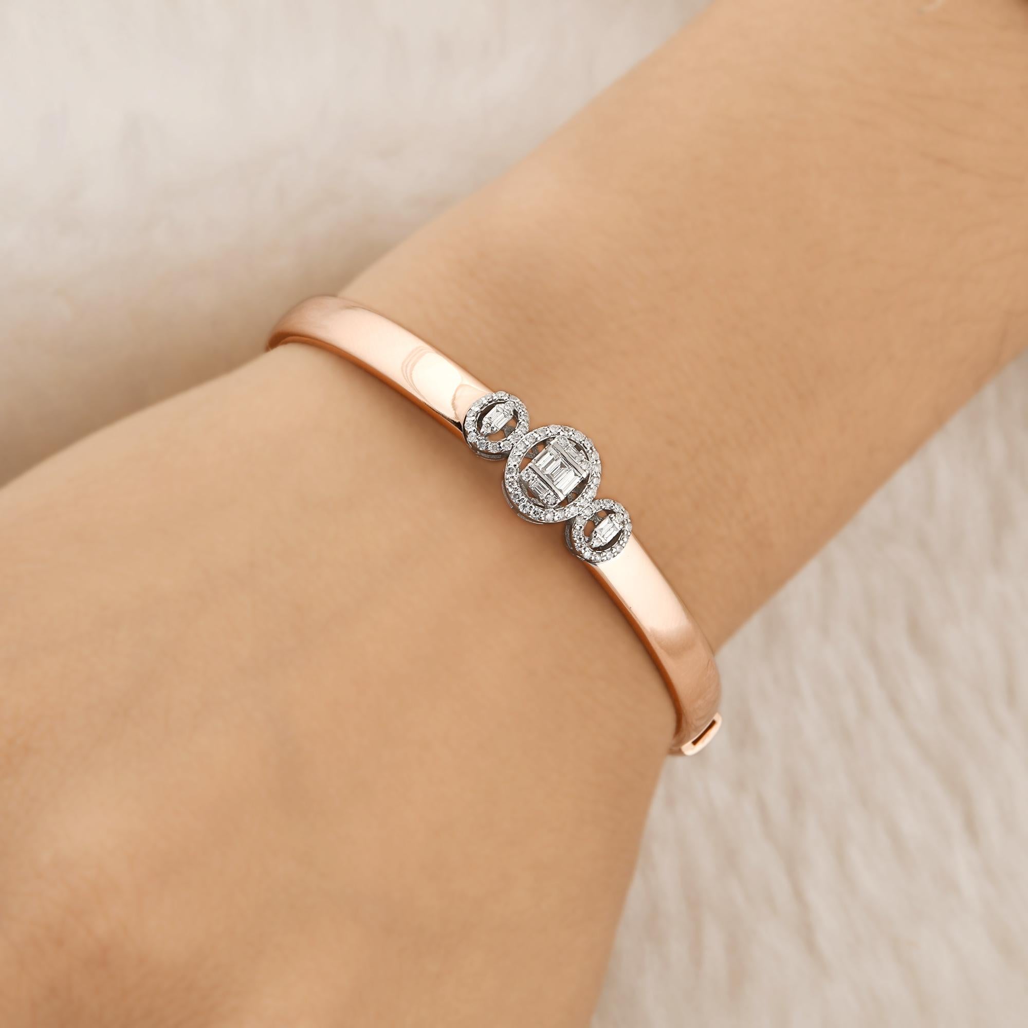Moderne 0.45 Ct. Si Clarity Bracelet jonc en or rose 18 carats avec diamants baguettes de couleur supérieure en vente