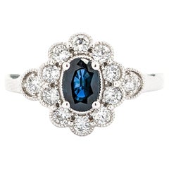 Bague en or blanc avec saphir bleu 0,45 carat et diamants