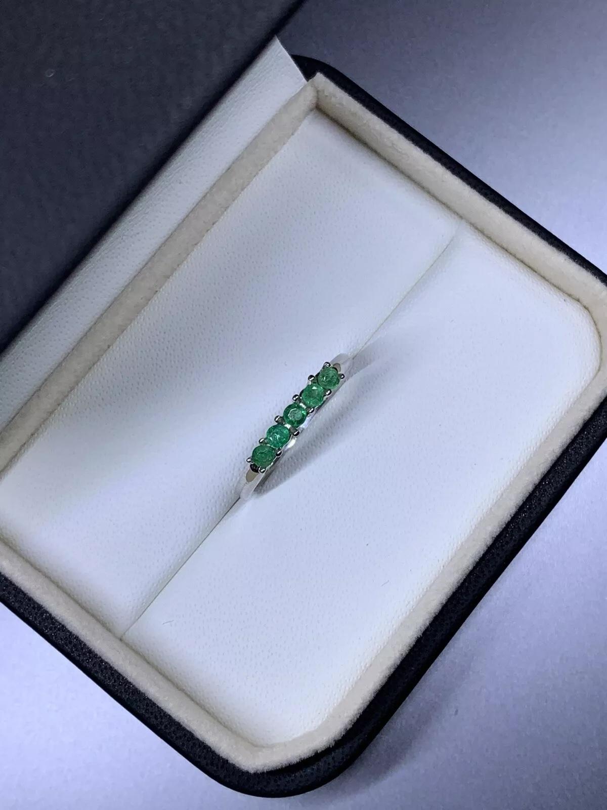 Round Cut 0.45ct Colombian green emerald eternity wedding ring in platinum For Sale