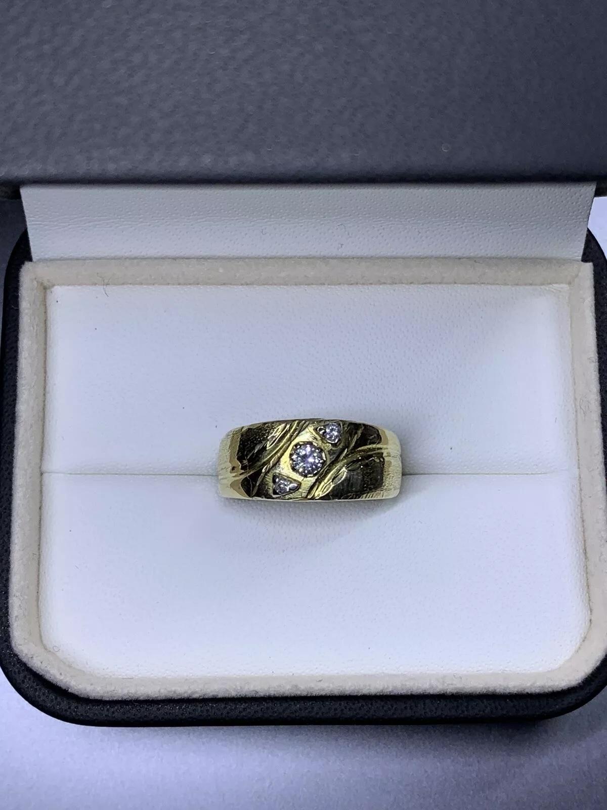 Anello di fidanzamento con diamante rotondo da 0,45 ct in oro giallo 14 ct.

Anello di fidanzamento trilogy con diamante solitario in stile art déco

Peso totale del diamante rotondo 0,35ct colore G chiarezza VS2.

Peso 7,1 g

Marchio di