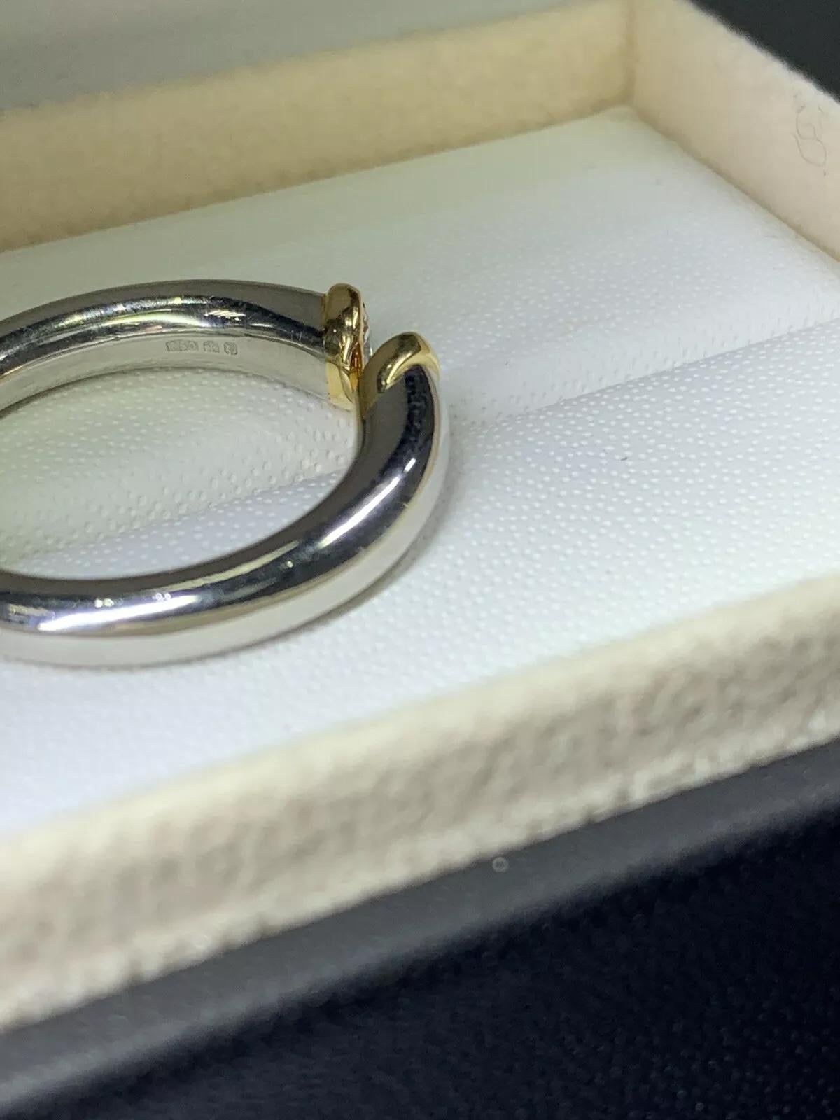 0,45 ct Anillo de compromiso de diamantes en platino 11,6 g.

5 mm de ancho lado superior de la banda 3-4 lado inferior y medio.

Peso total del diamante 0,45ct color F claridad VS1.

Hallmarked.

Peso 11,6 g

El anillo se puede cambiar de