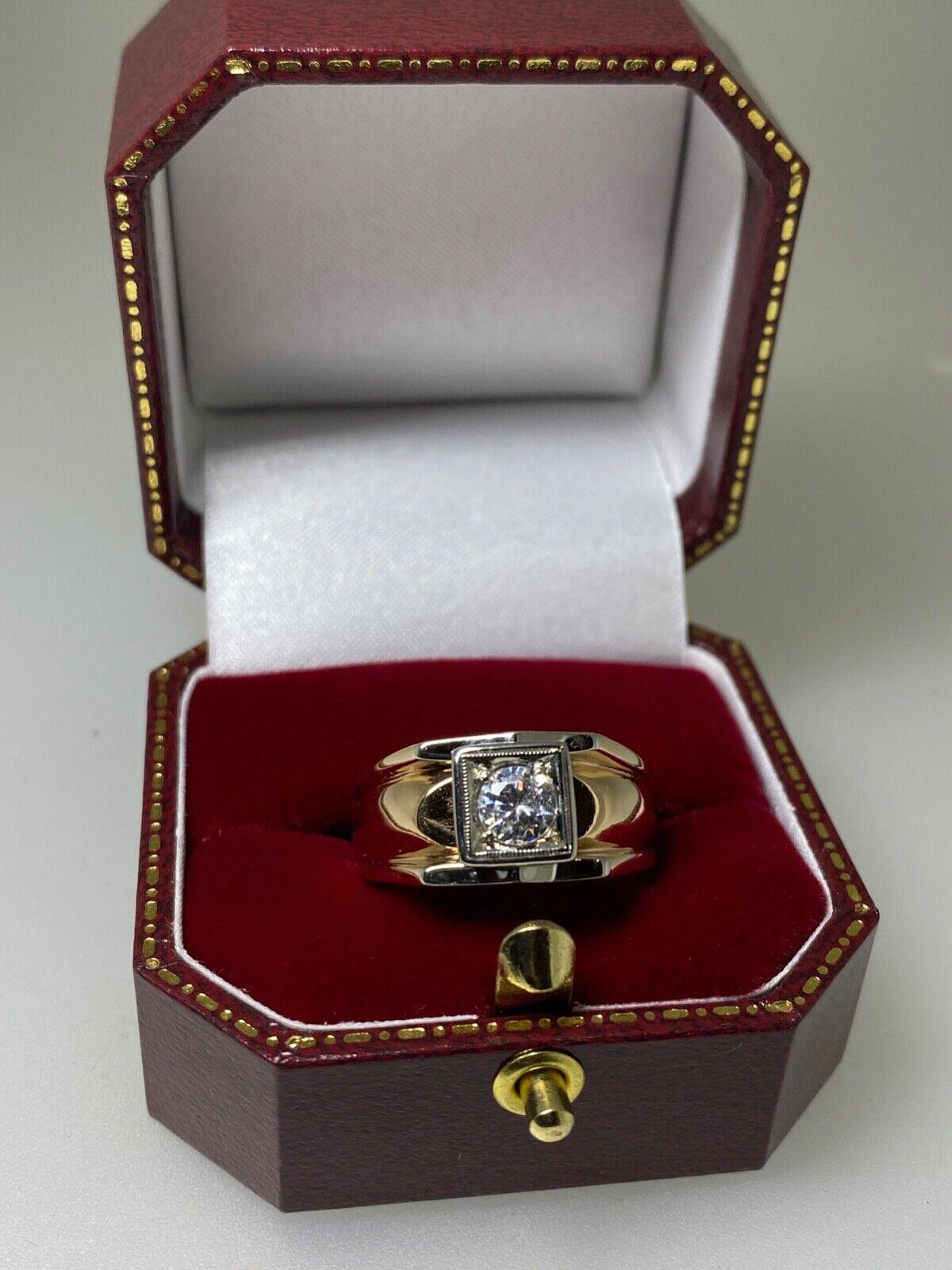 D'un design accrocheur et confortable, 
cette bague rétro pour homme, faite à la main, date des années 1950

De provenance italienne, 
Il est réalisé en or blanc et en or rose 18 carats bicolores. 

Serti au centre d'un diamant rond de taille