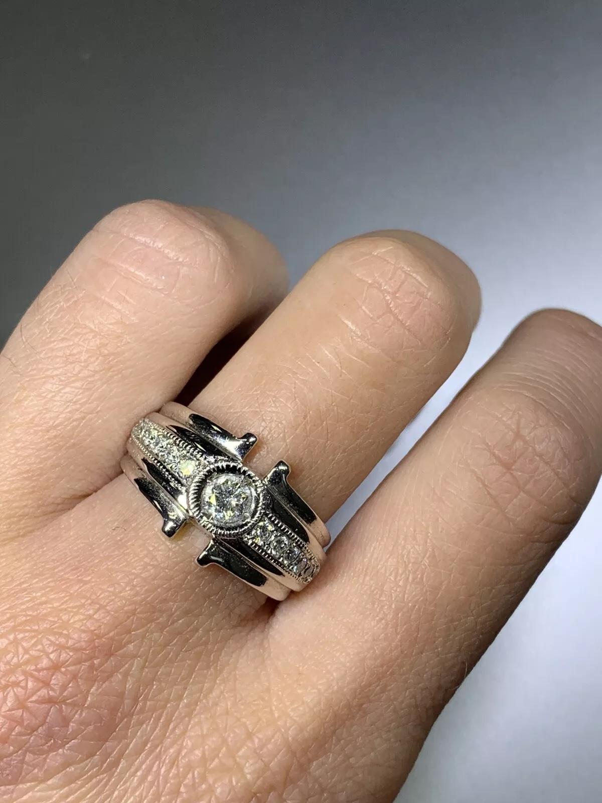 Taglio rotondo Anello di fidanzamento unisex con diamante da 0,45 carati in oro bianco 18 carati. in vendita
