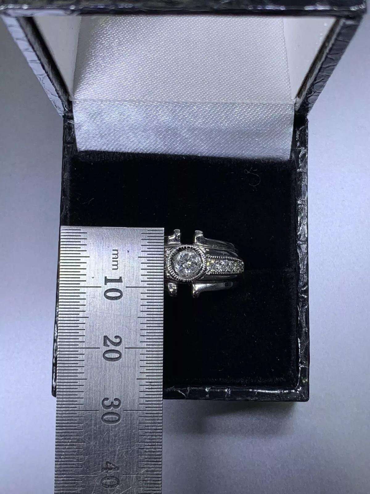 Anello di fidanzamento unisex con diamante da 0,45 carati in oro bianco 18 carati. In condizioni Nuovo in vendita a London, GB