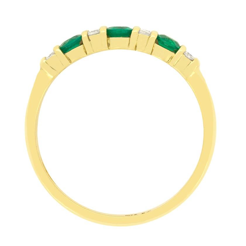 Dieser bezaubernde halbe Ewigkeitsring ist mit abwechselnden Smaragden und Diamanten besetzt. Das Trio der Smaragde ist mit jeweils 0,15 Karat das größte. Die Diamanten dazwischen sind runde Brillanten von insgesamt 0,16 Karat. Alle haben die