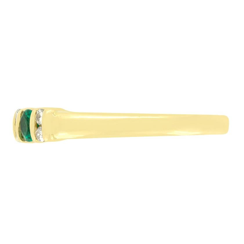 0,45ct Smaragd und Diamant, halbes Ewigkeitsband, ca. 1994 (Rundschliff) im Angebot