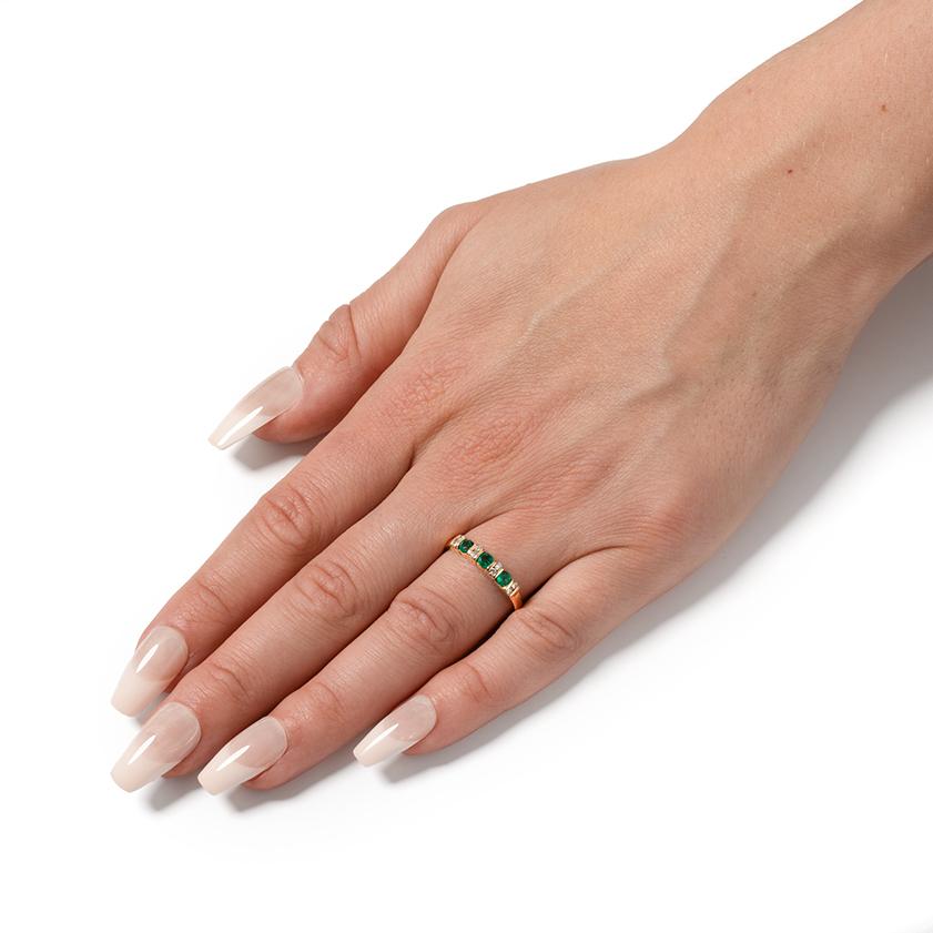 0,45ct Smaragd und Diamant, halbes Ewigkeitsband, ca. 1994 Damen im Angebot