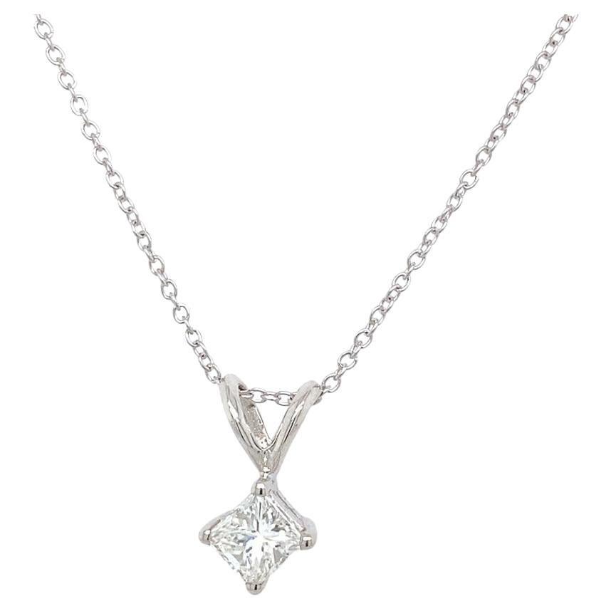 Pendentif en or blanc de 0,45 carats de pureté F/VS serti d'un diamant de taille Princesse