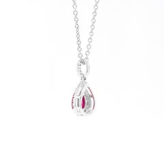 Pendentif et chaîne en or blanc 18 carats avec rubis et diamants en forme de poire de 0,45 carat