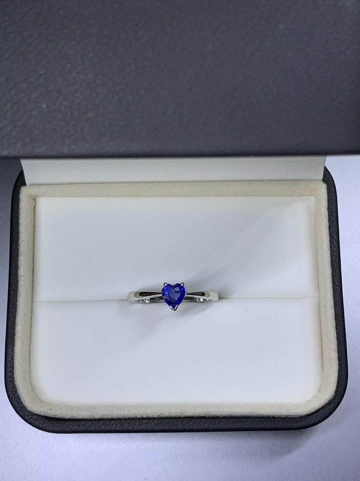 0.45ct Sapphire Ceylon heart shaped solitaire engagement ring in platinum In New Condition For Sale In London, GB