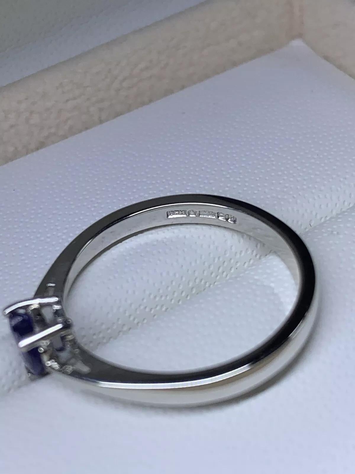 Women's or Men's 0.45ct Sapphire Ceylon heart shaped solitaire engagement ring in platinum For Sale