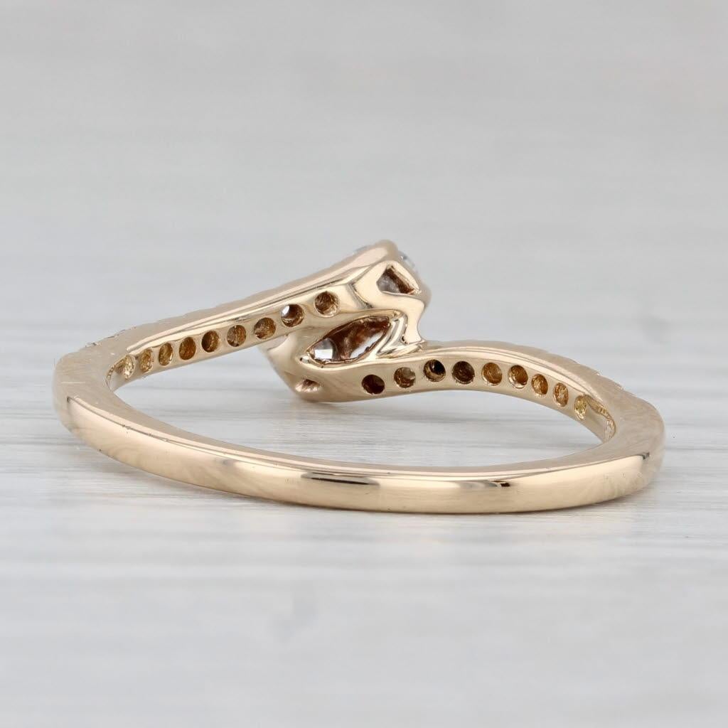 Información sobre la gema:
- Diamantes naturales -
Quilates totales - 0,45ctw
Talla - Redonda brillante
Color - G - H
Claridad - I1 - I2

Metal: Oro amarillo de 14 quilates
Peso: 3.2 gramos 
Sellos: Ever Us 14k D
Altura de la cara: 7 mm 
Altura